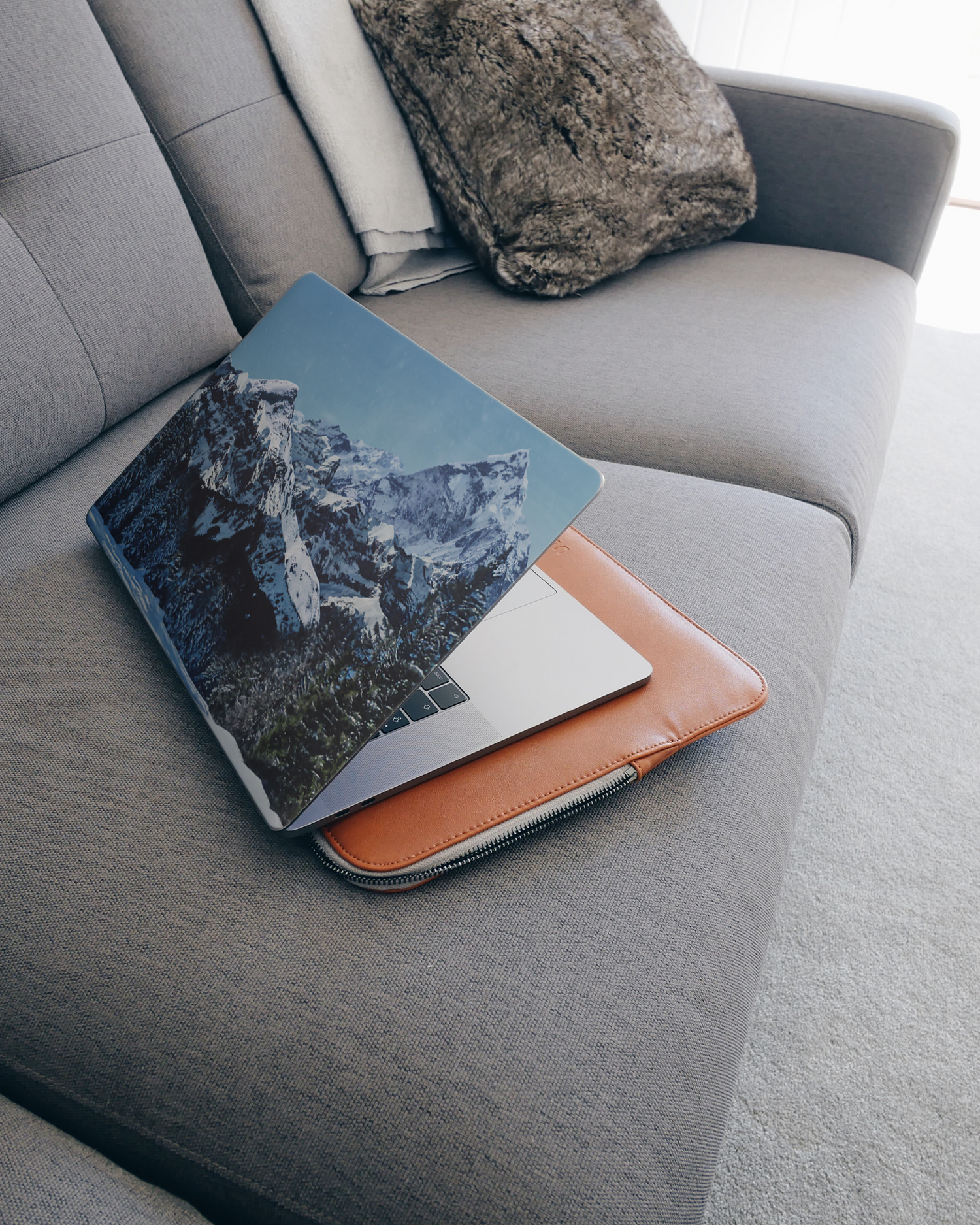Winter Landscape Laptop Aufkleber für 15 Zoll Apple MacBooks auf dem Sofa