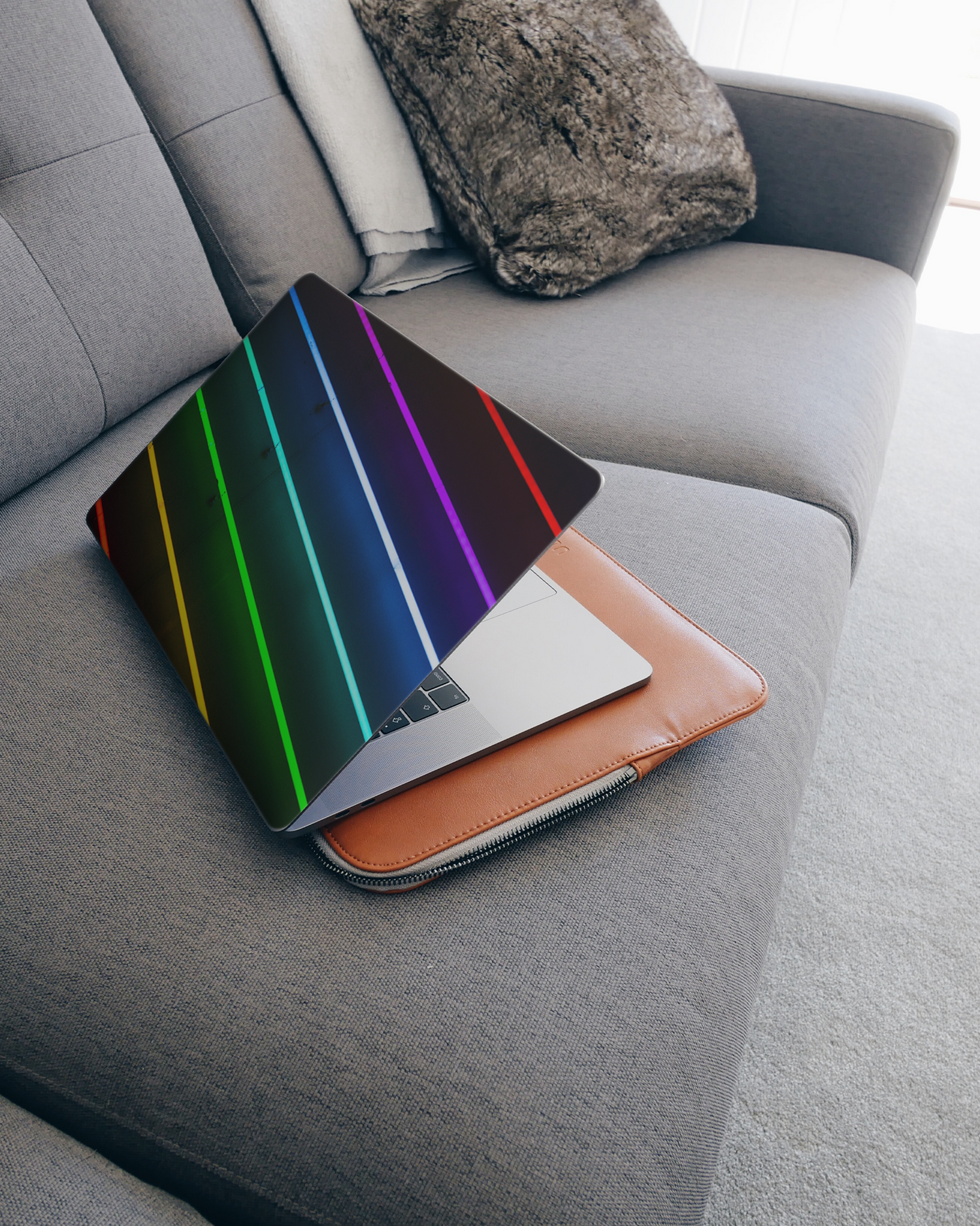 LGBTQ Laptop Aufkleber für 15 Zoll Apple MacBooks auf dem Sofa