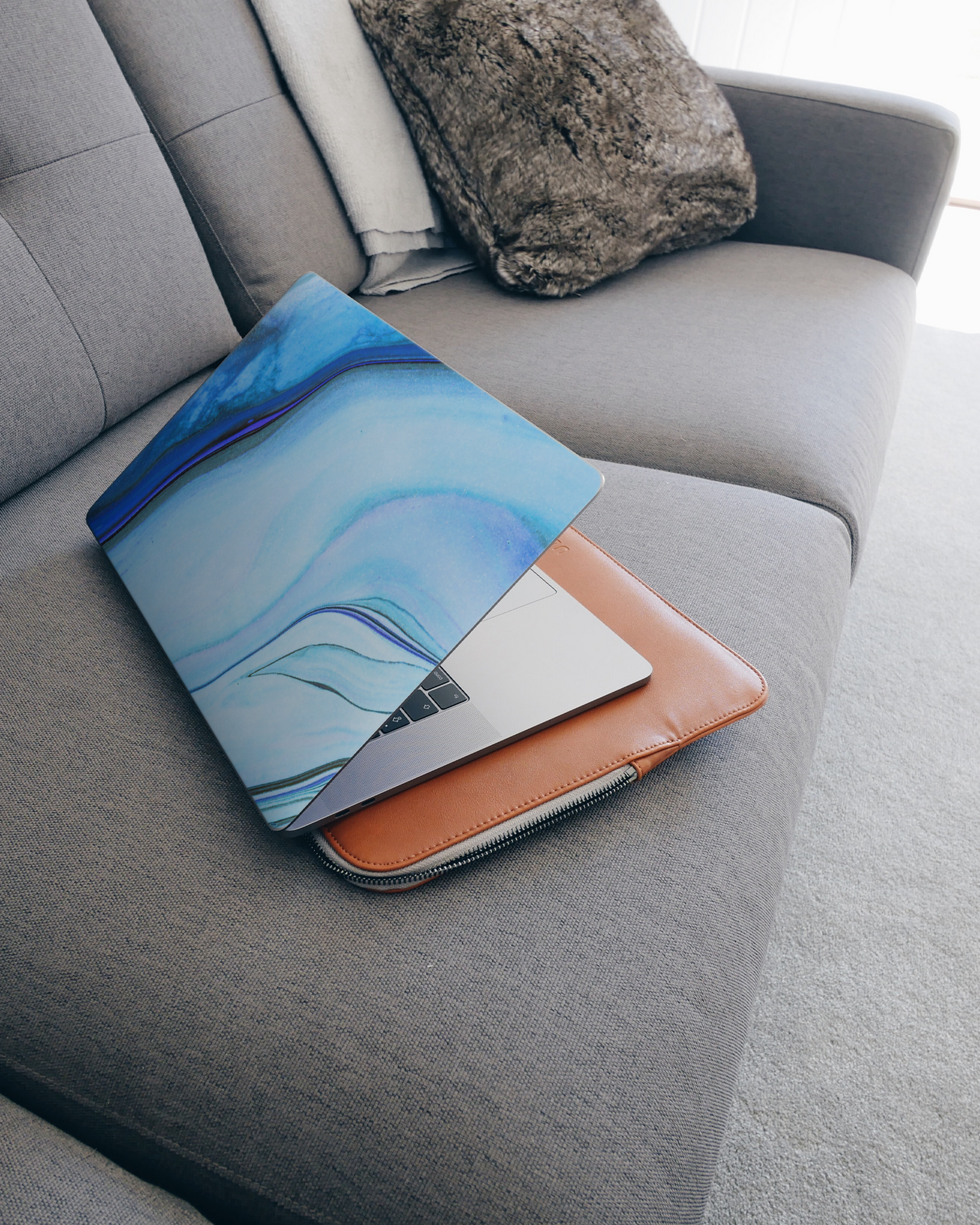 Cool Blues Laptop Aufkleber für 15 Zoll Apple MacBooks auf dem Sofa