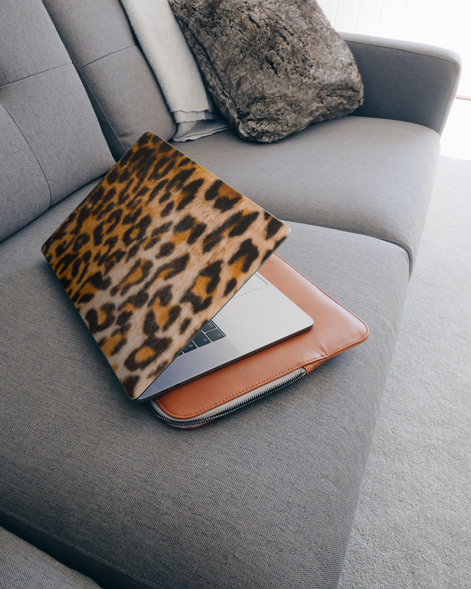 Leopard Pattern Laptop Aufkleber für 15 Zoll Apple MacBooks auf dem Sofa