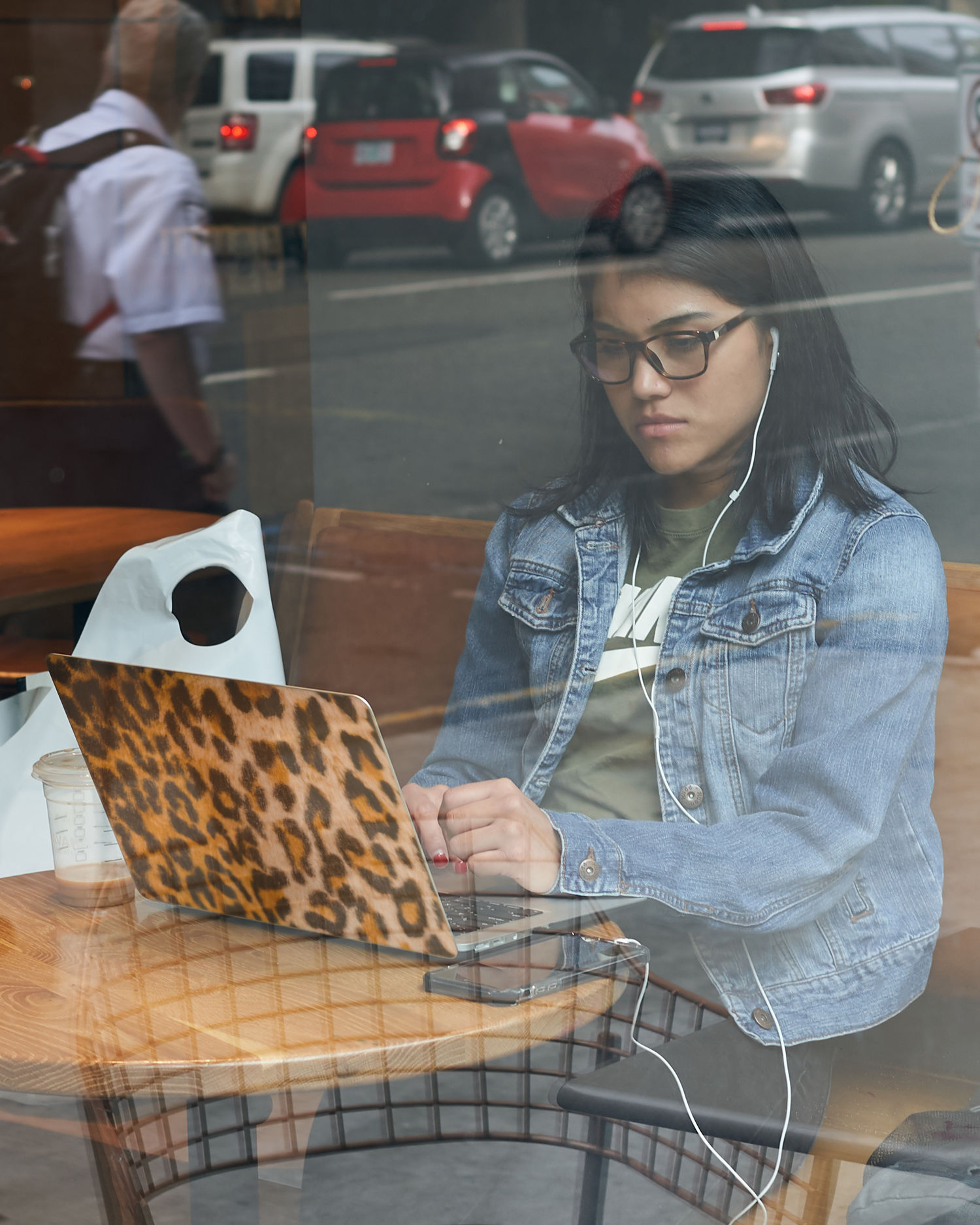 Leopard Pattern Laptop Aufkleber für 15 Zoll Apple MacBooks bei der Arbeit
