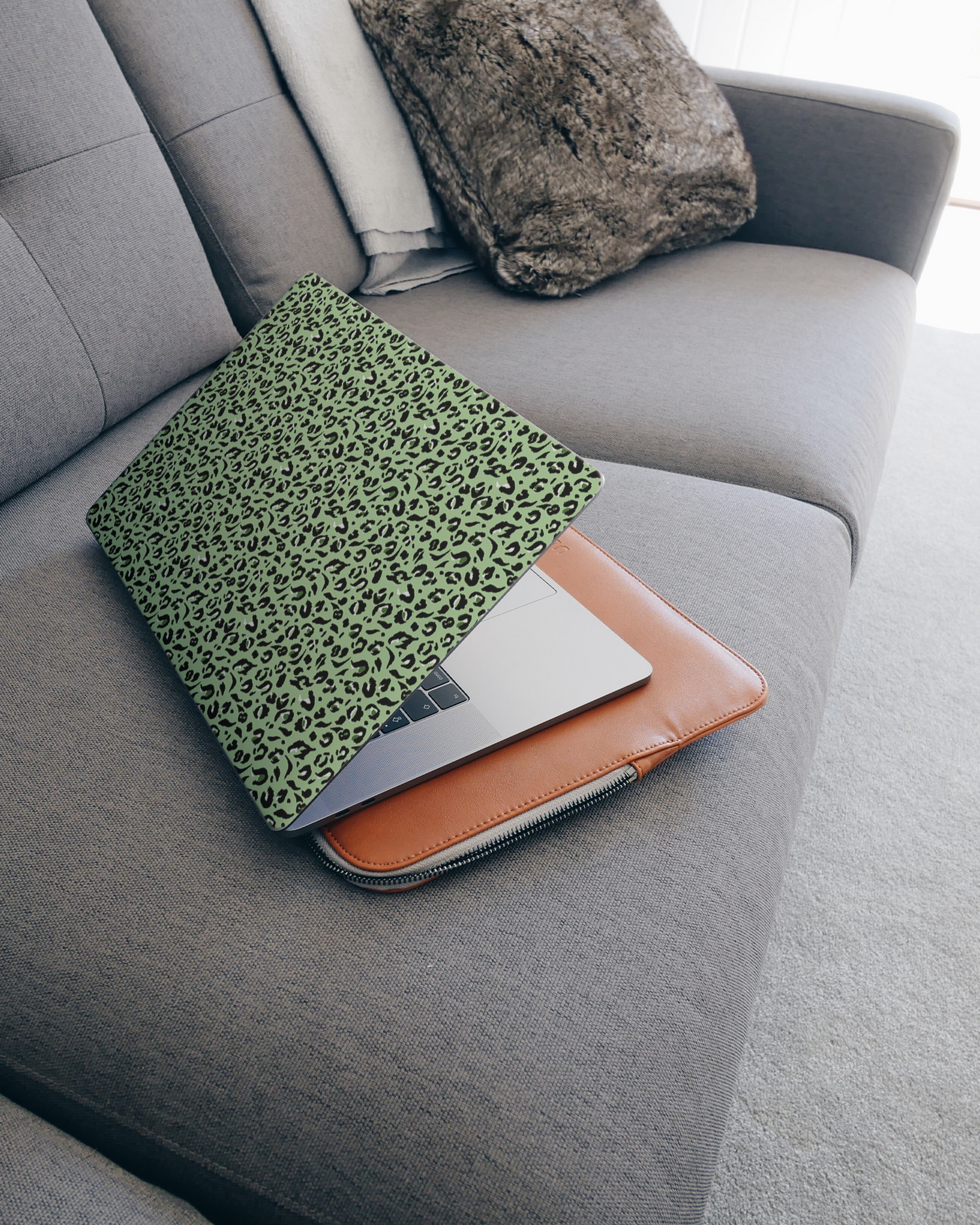 Mint Leopard Laptop Aufkleber für 15 Zoll Apple MacBooks auf dem Sofa
