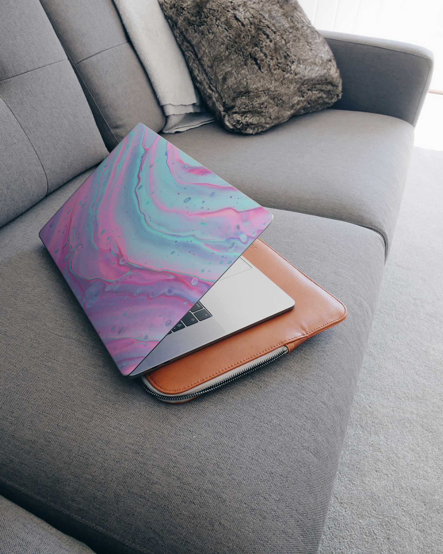 Wavey Laptop Aufkleber für 15 Zoll Apple MacBooks auf dem Sofa