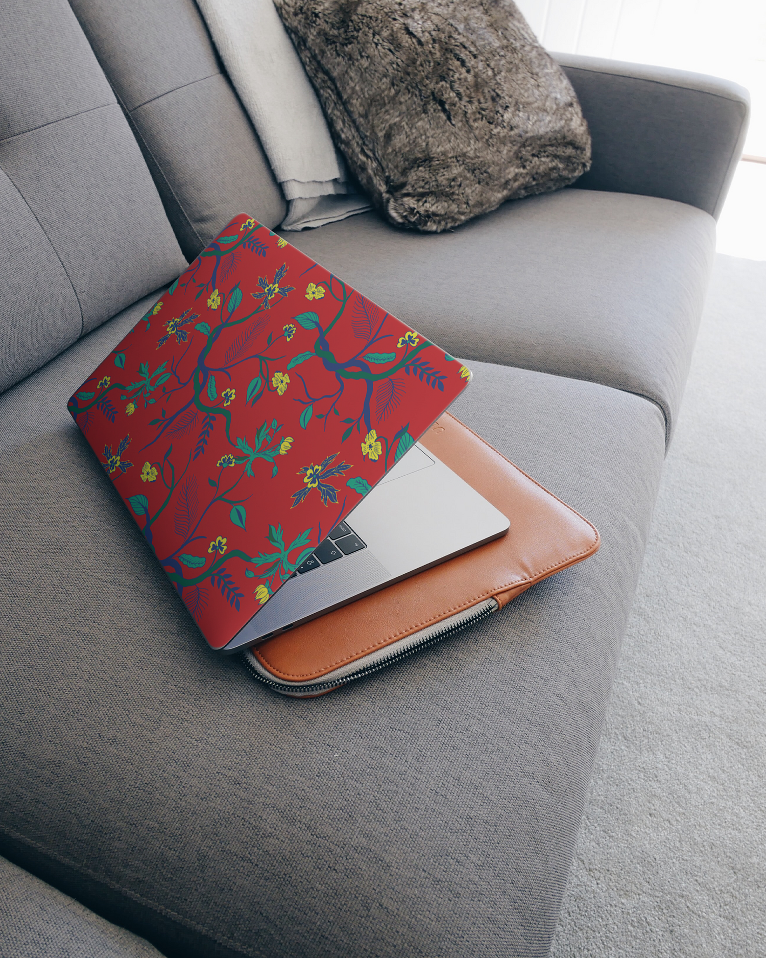 Ultra Red Floral Laptop Aufkleber für 15 Zoll Apple MacBooks auf dem Sofa