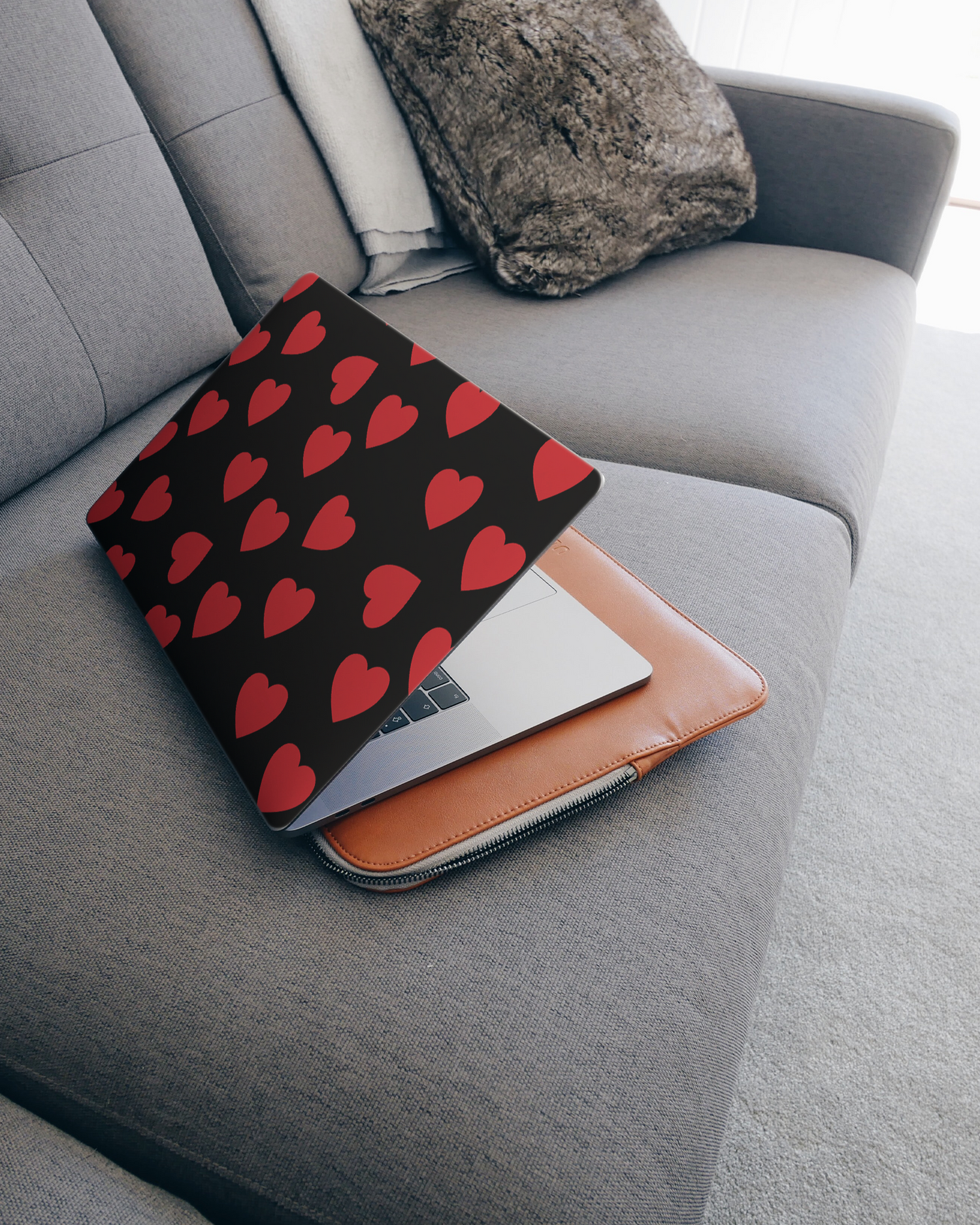Repeating Hearts Laptop Aufkleber für 15 Zoll Apple MacBooks auf dem Sofa