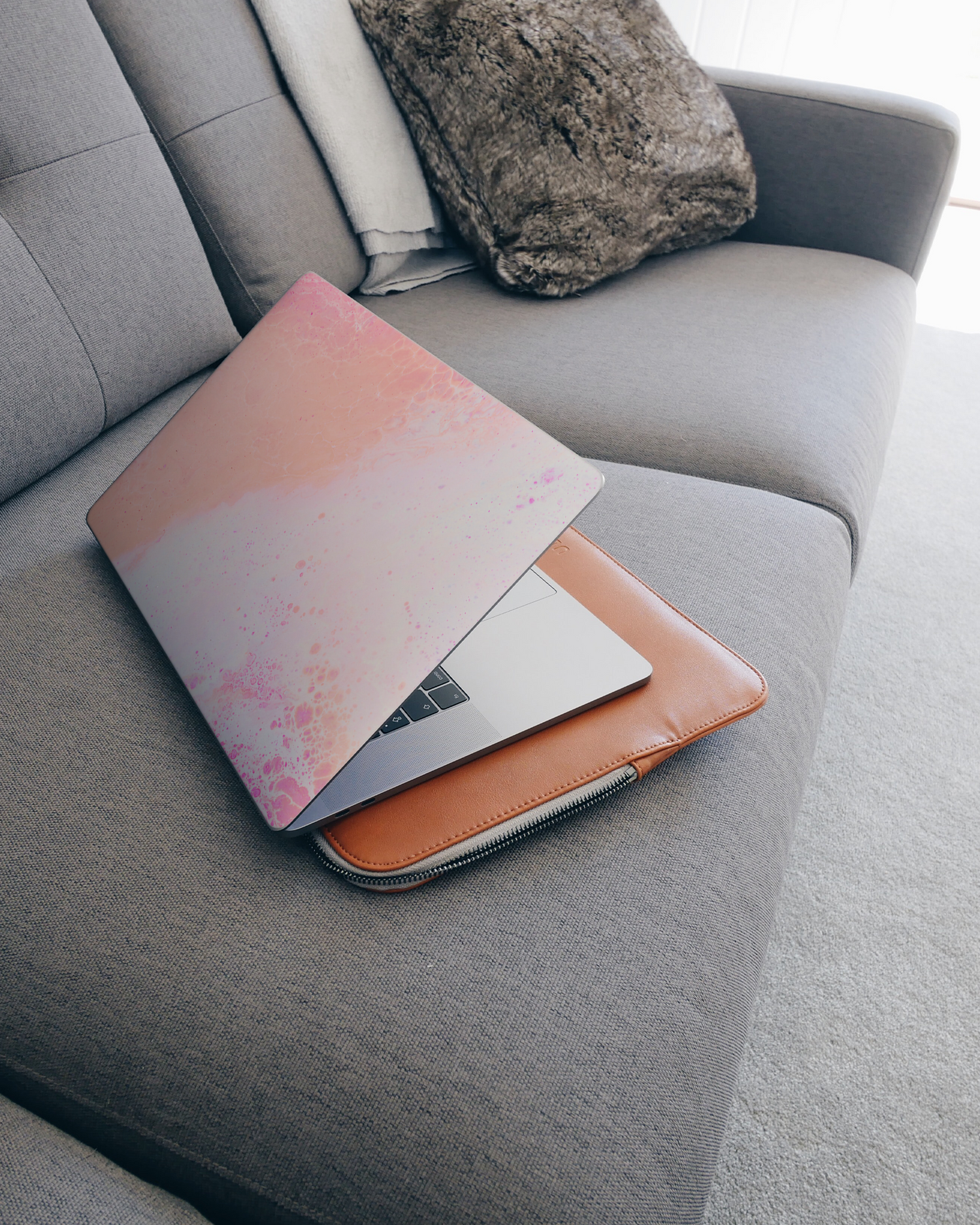 Peaches & Cream Marble Laptop Aufkleber für 15 Zoll Apple MacBooks auf dem Sofa