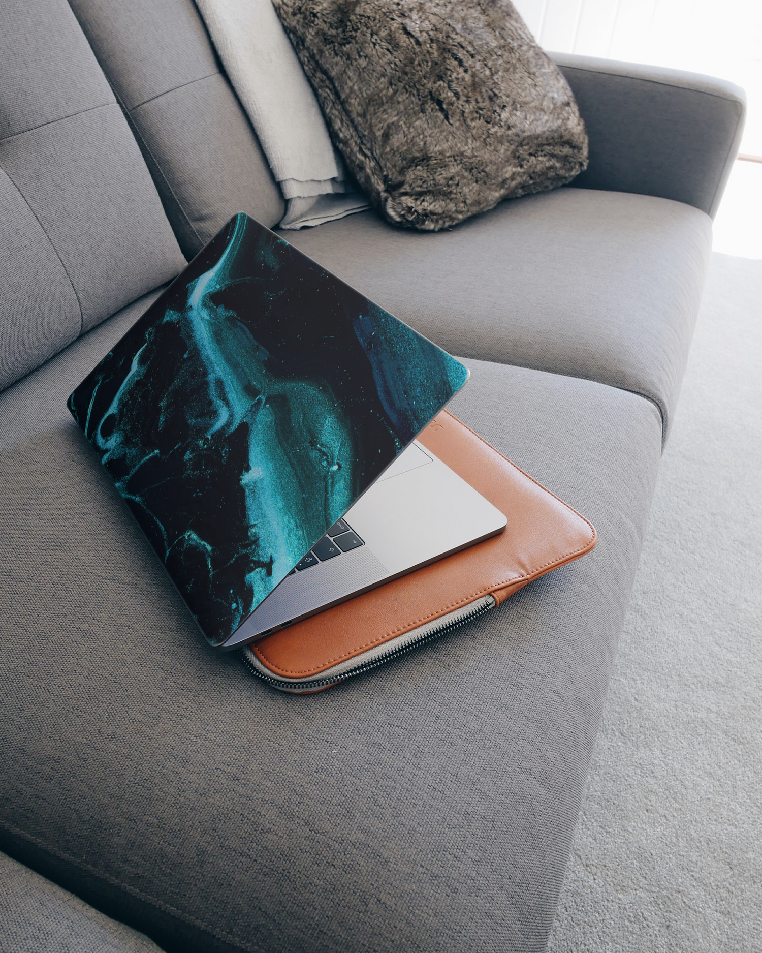 Deep Turquoise Sparkle Laptop Aufkleber für 15 Zoll Apple MacBooks auf dem Sofa