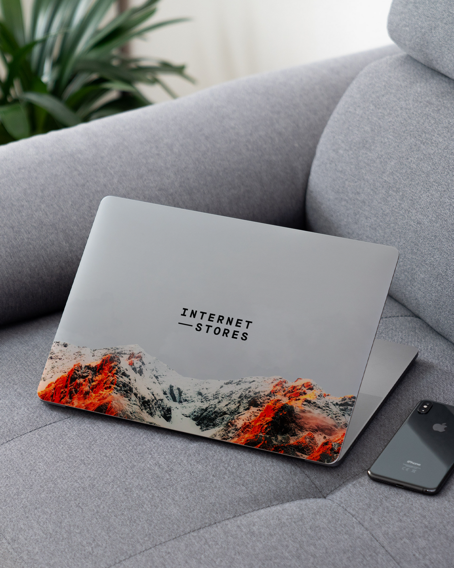 High Peak Laptop Aufkleber für 13 Zoll Apple MacBooks auf dem Sofa