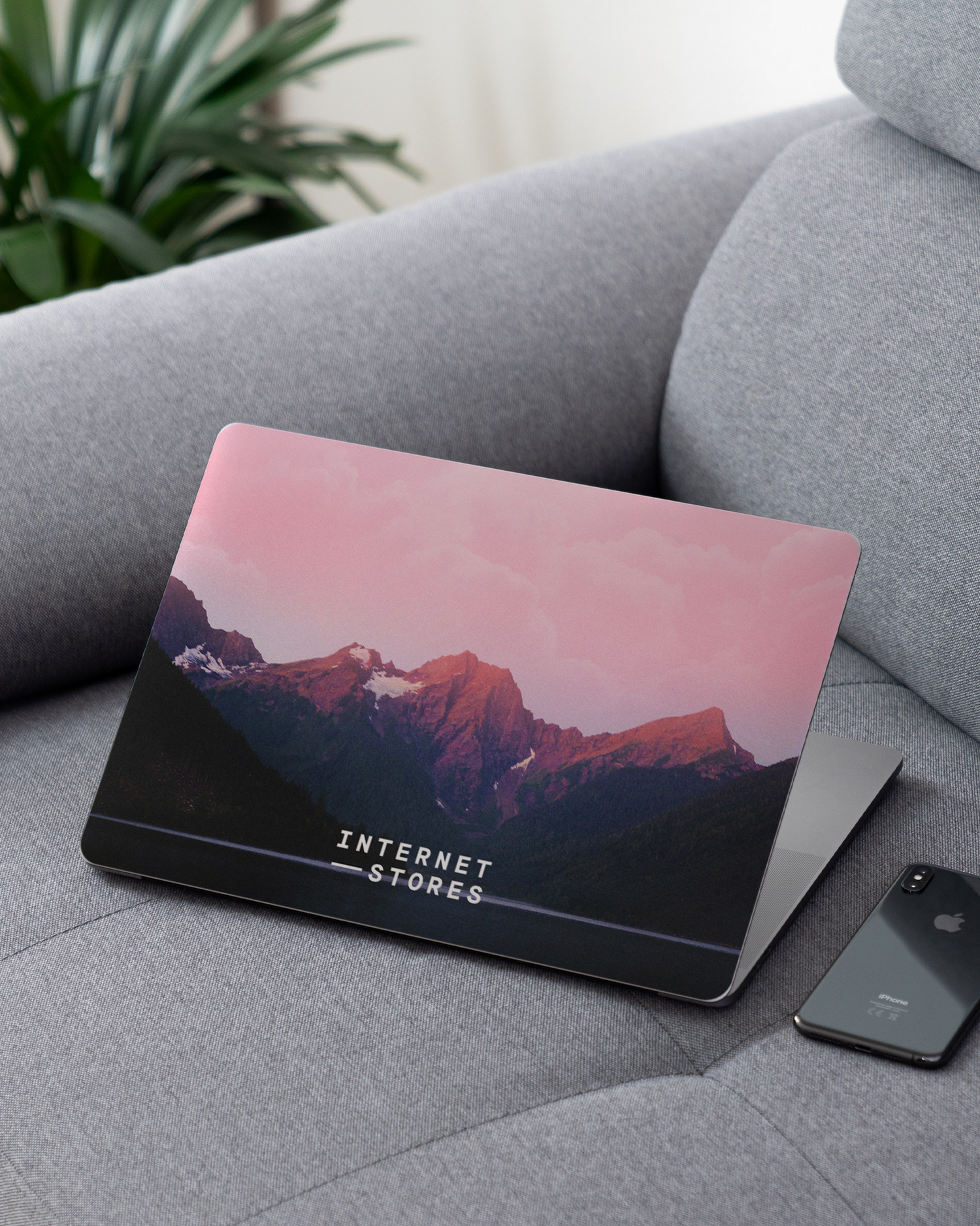 Lake Laptop Aufkleber für 13 Zoll Apple MacBooks auf dem Sofa