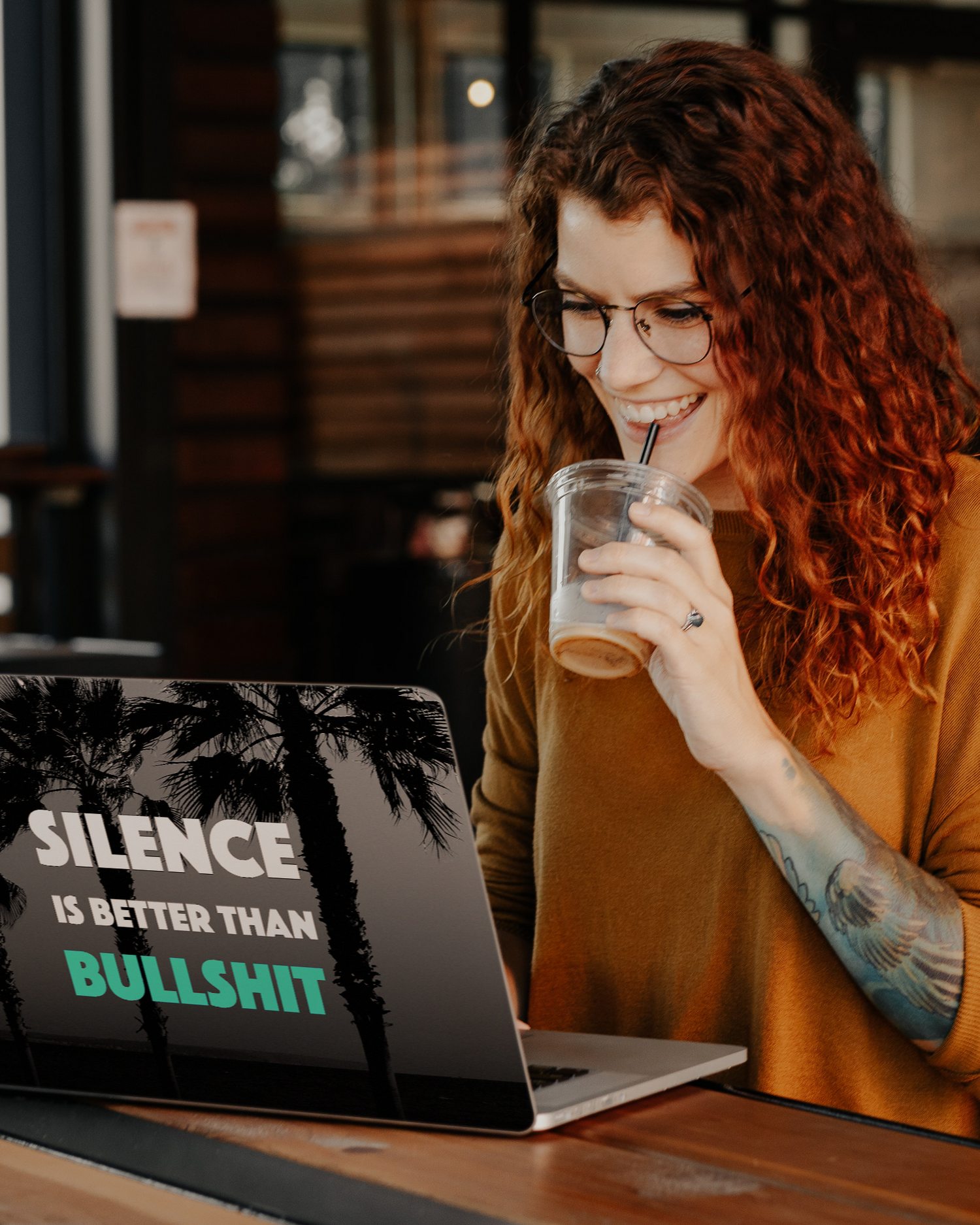 Silence Is Better Laptop Aufkleber für 13 Zoll Apple MacBooks im Café