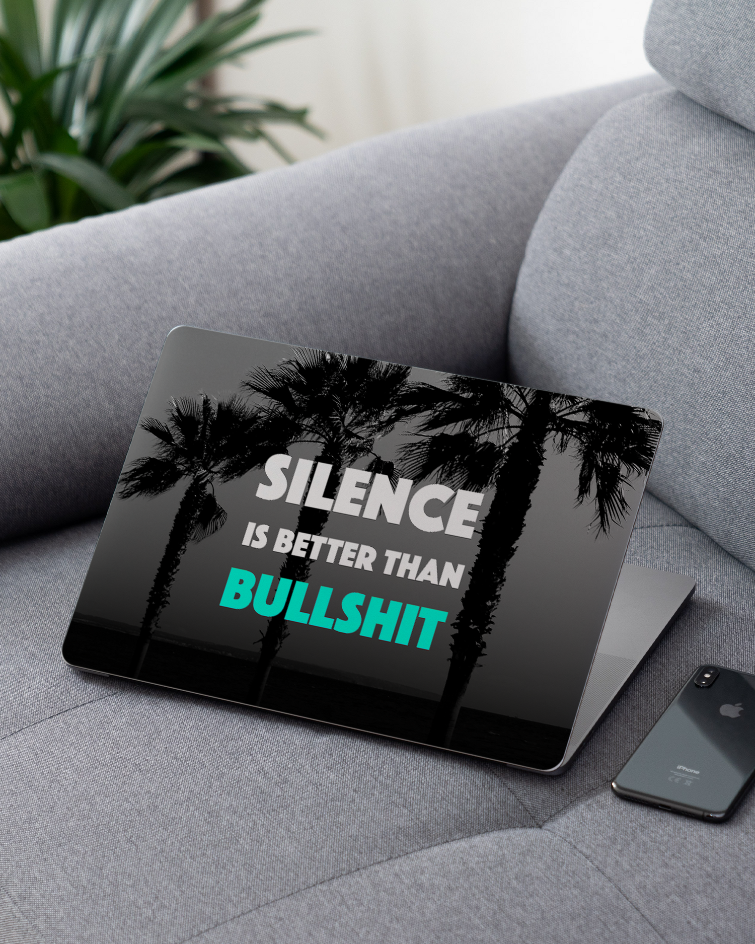Silence Is Better Laptop Aufkleber für 13 Zoll Apple MacBooks auf dem Sofa