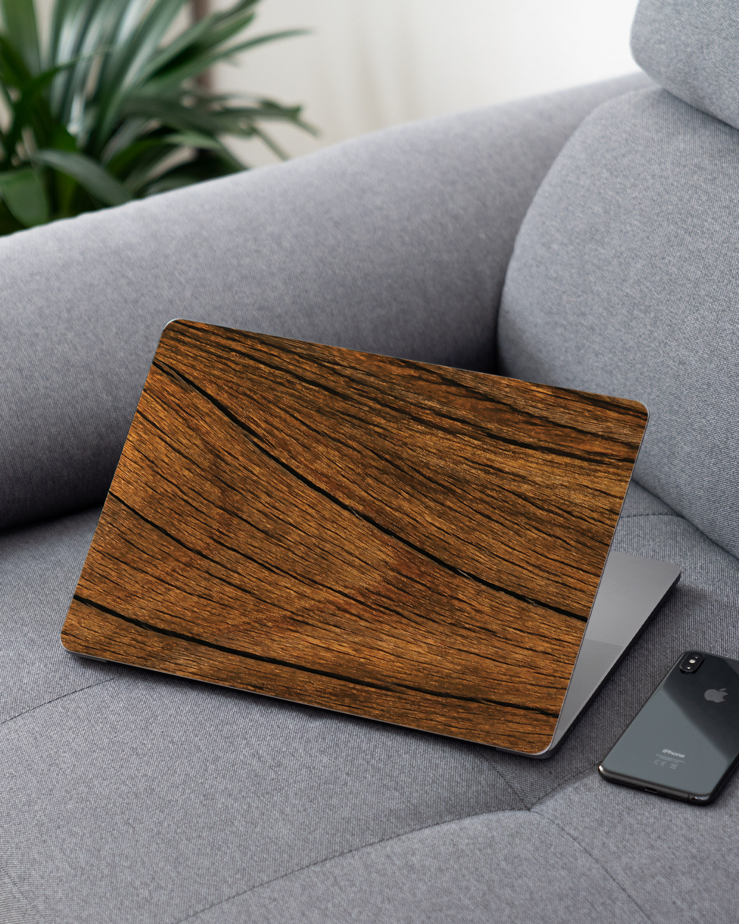 Wood Laptop Aufkleber für 13 Zoll Apple MacBooks auf dem Sofa