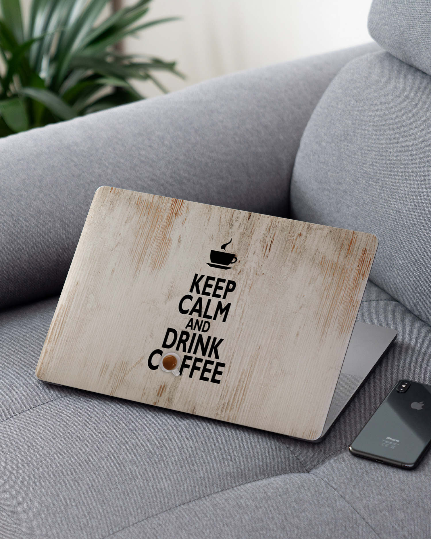 Drink Coffee Laptop Aufkleber für 13 Zoll Apple MacBooks auf dem Sofa