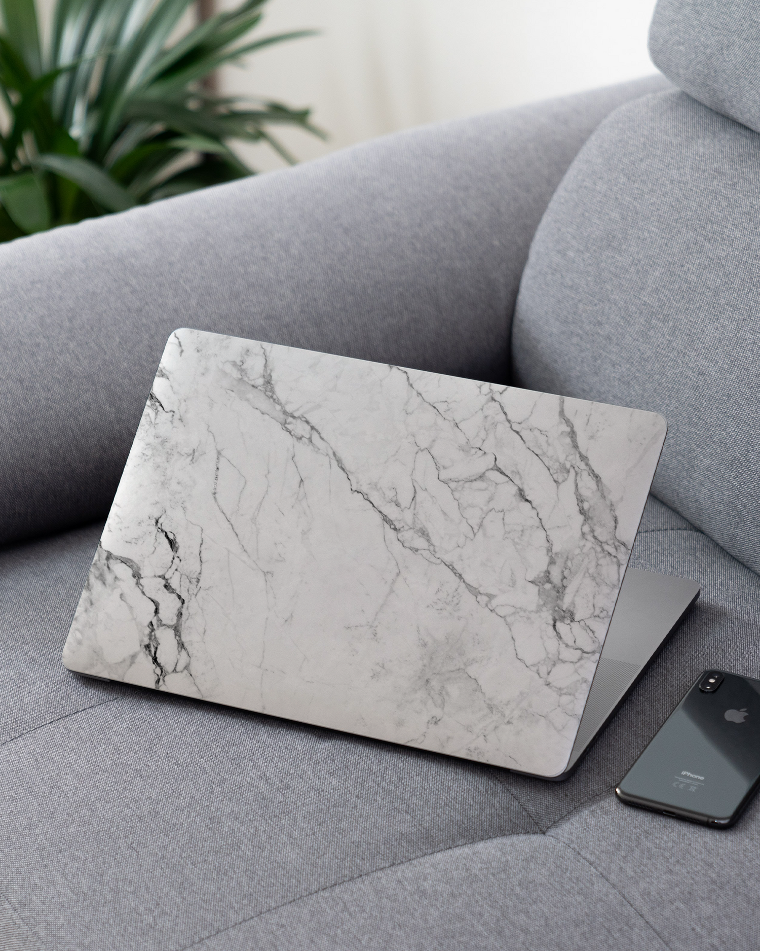White Marble Laptop Aufkleber für 13 Zoll Apple MacBooks auf dem Sofa