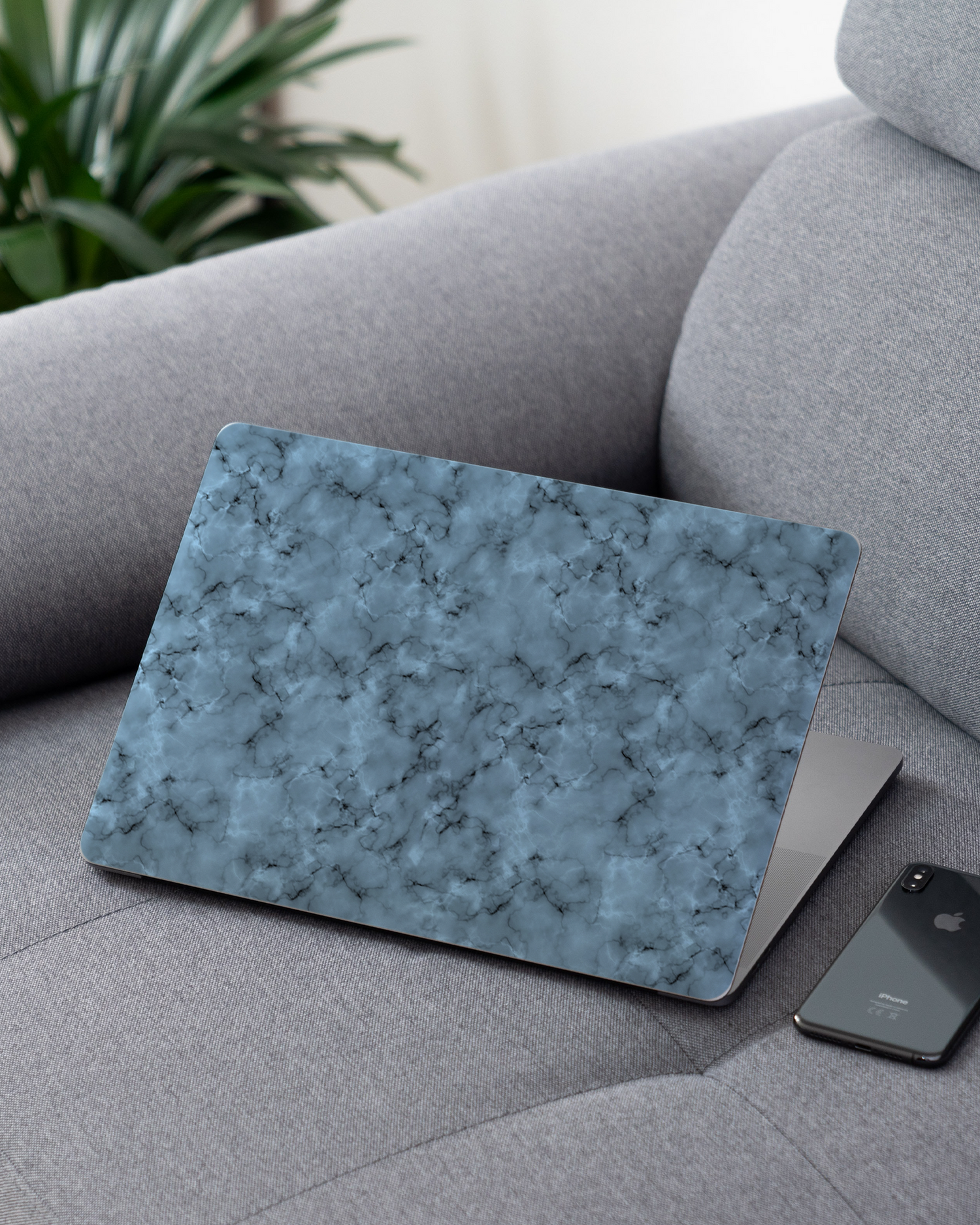Blue Marble Laptop Aufkleber für 13 Zoll Apple MacBooks auf dem Sofa