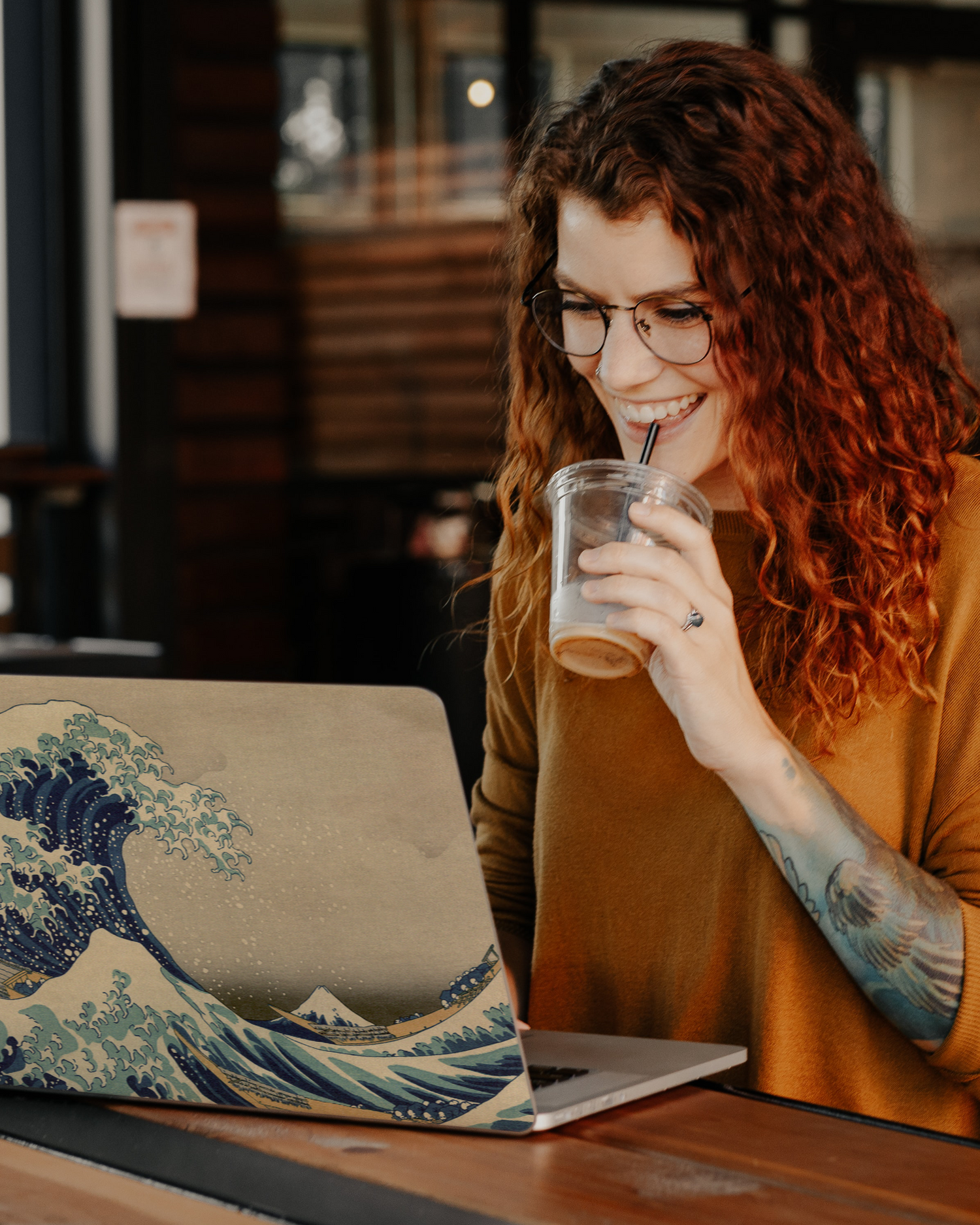 Great Wave Off Kanagawa By Hokusai Laptop Aufkleber für 13 Zoll Apple MacBooks im Café