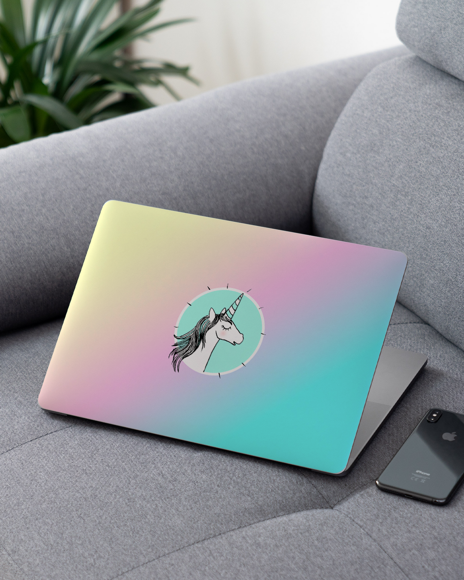 Happiness Unicorn Laptop Aufkleber für 13 Zoll Apple MacBooks auf dem Sofa