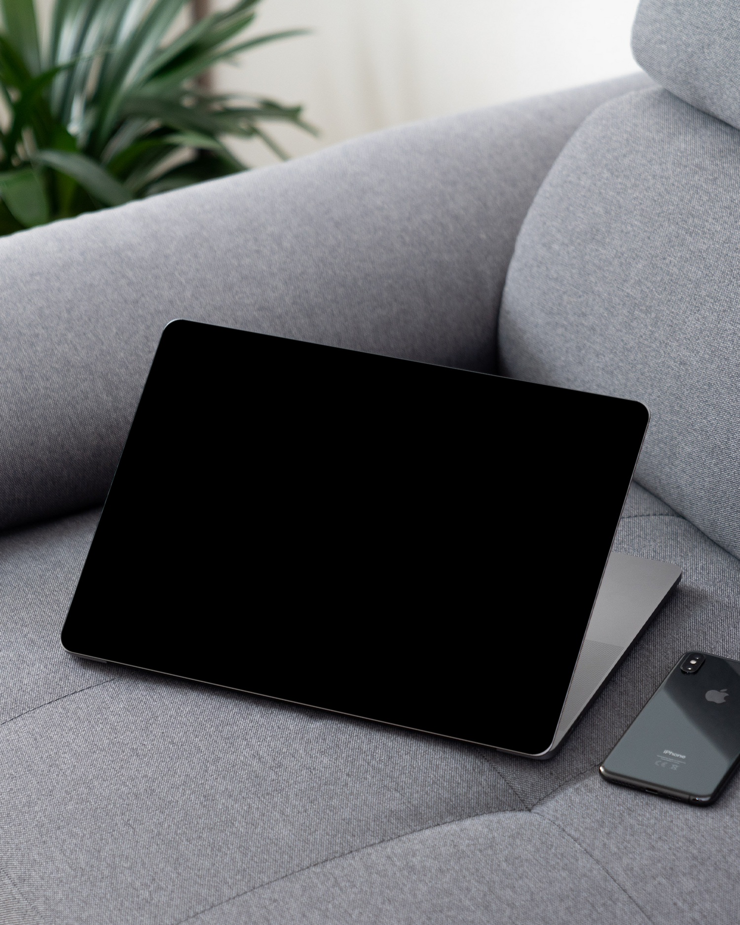 BLACK Laptop Aufkleber für 13 Zoll Apple MacBooks auf dem Sofa