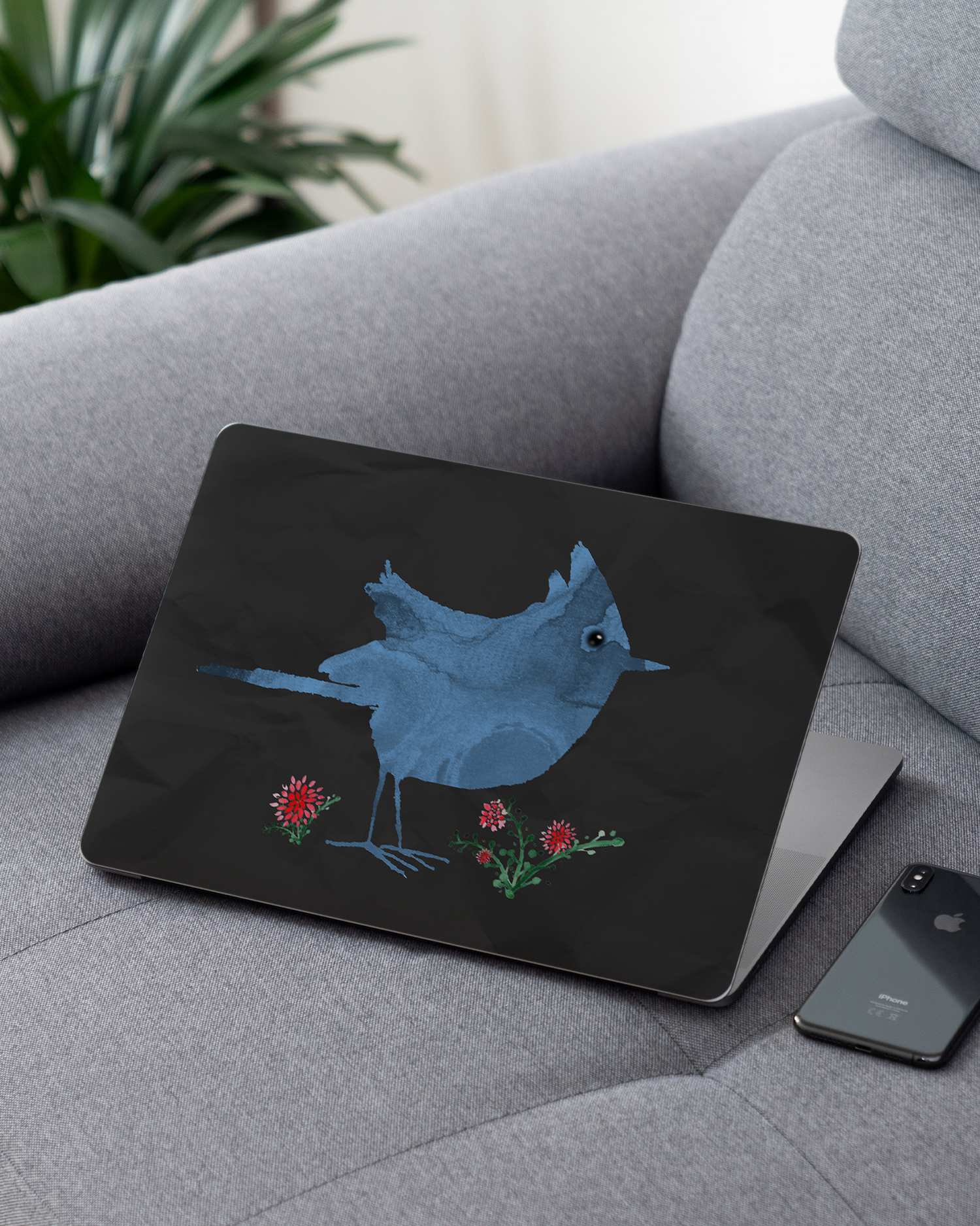 Watercolour Bird Black Laptop Aufkleber für 13 Zoll Apple MacBooks auf dem Sofa