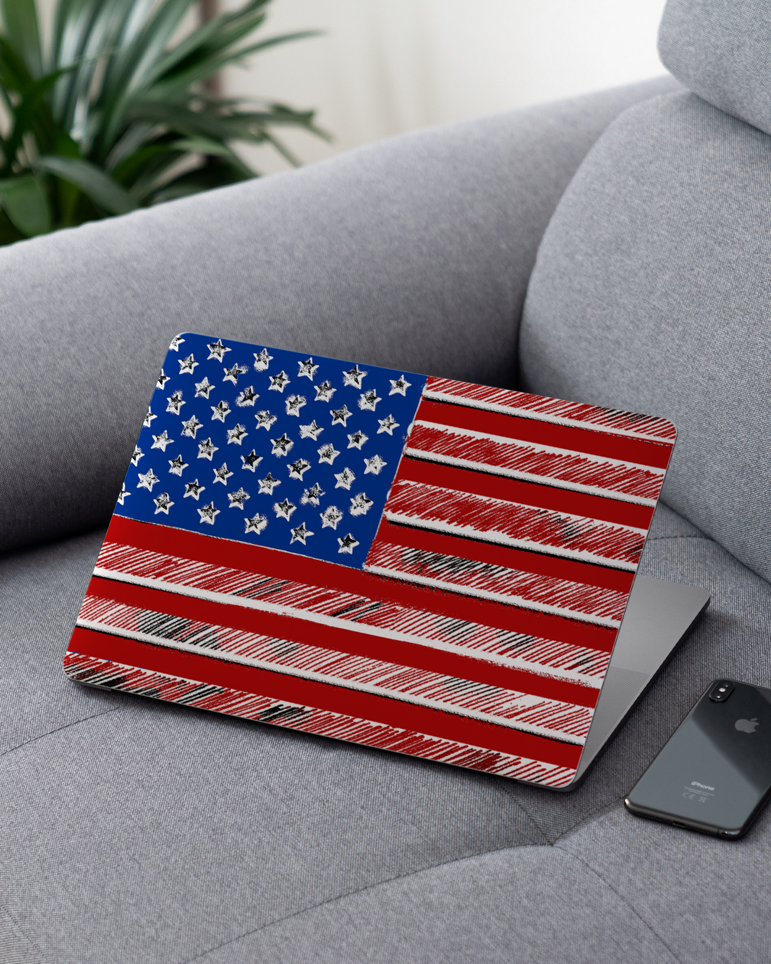 American Flag Color Laptop Aufkleber für 13 Zoll Apple MacBooks auf dem Sofa