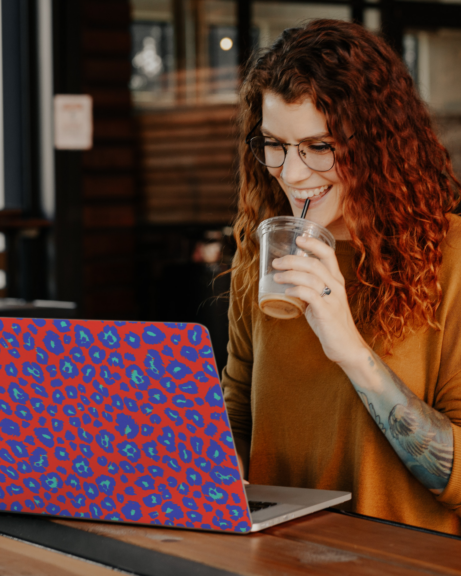 Bright Leopard Print Laptop Aufkleber für 13 Zoll Apple MacBooks im Café