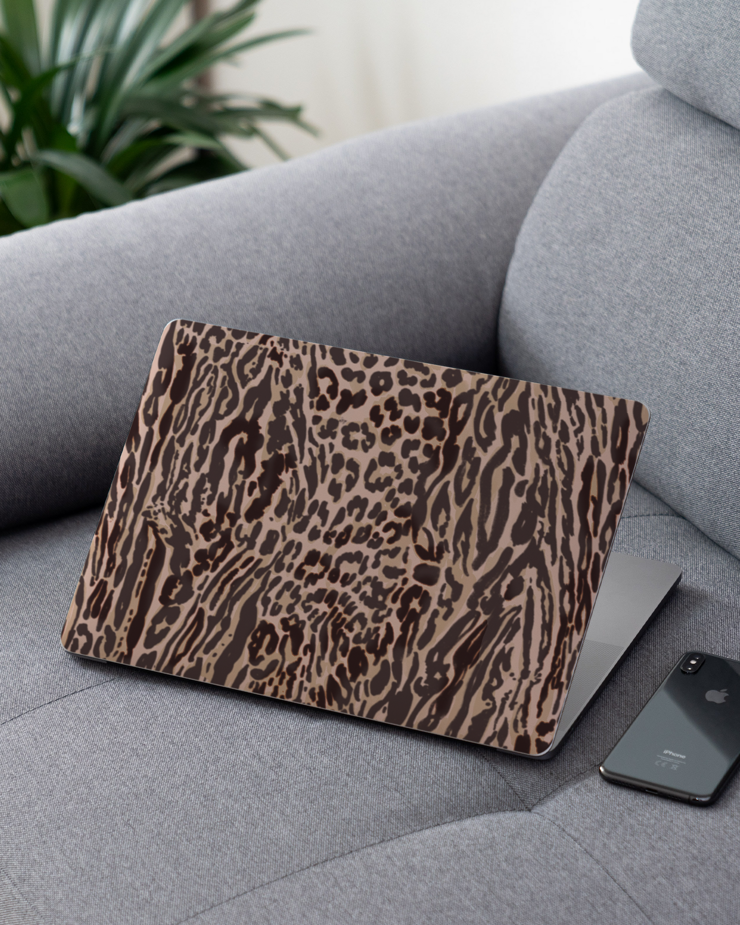 Animal Skin Tough Love Laptop Aufkleber für 13 Zoll Apple MacBooks auf dem Sofa