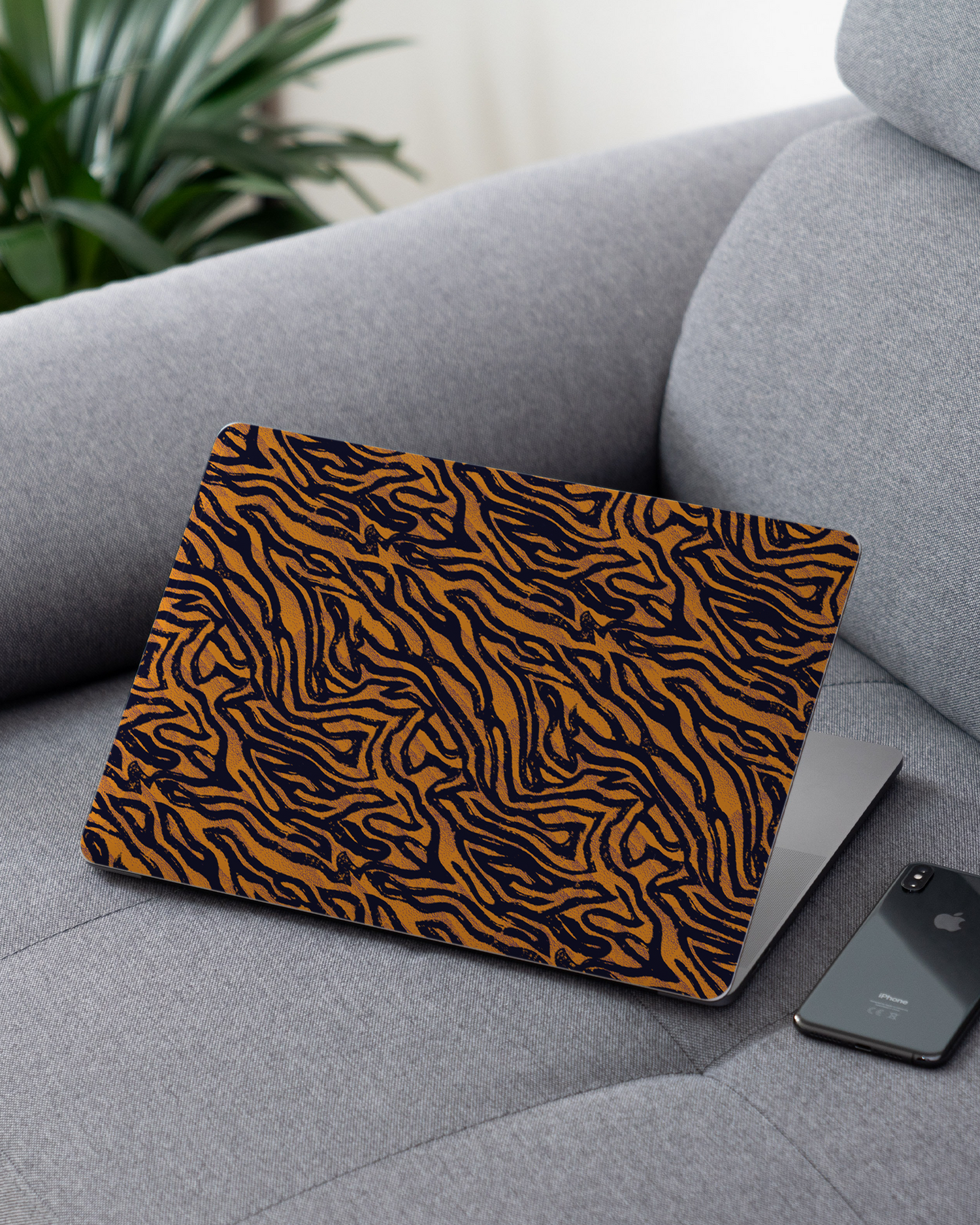 Tiger Zebra Skins Laptop Aufkleber für 13 Zoll Apple MacBooks auf dem Sofa