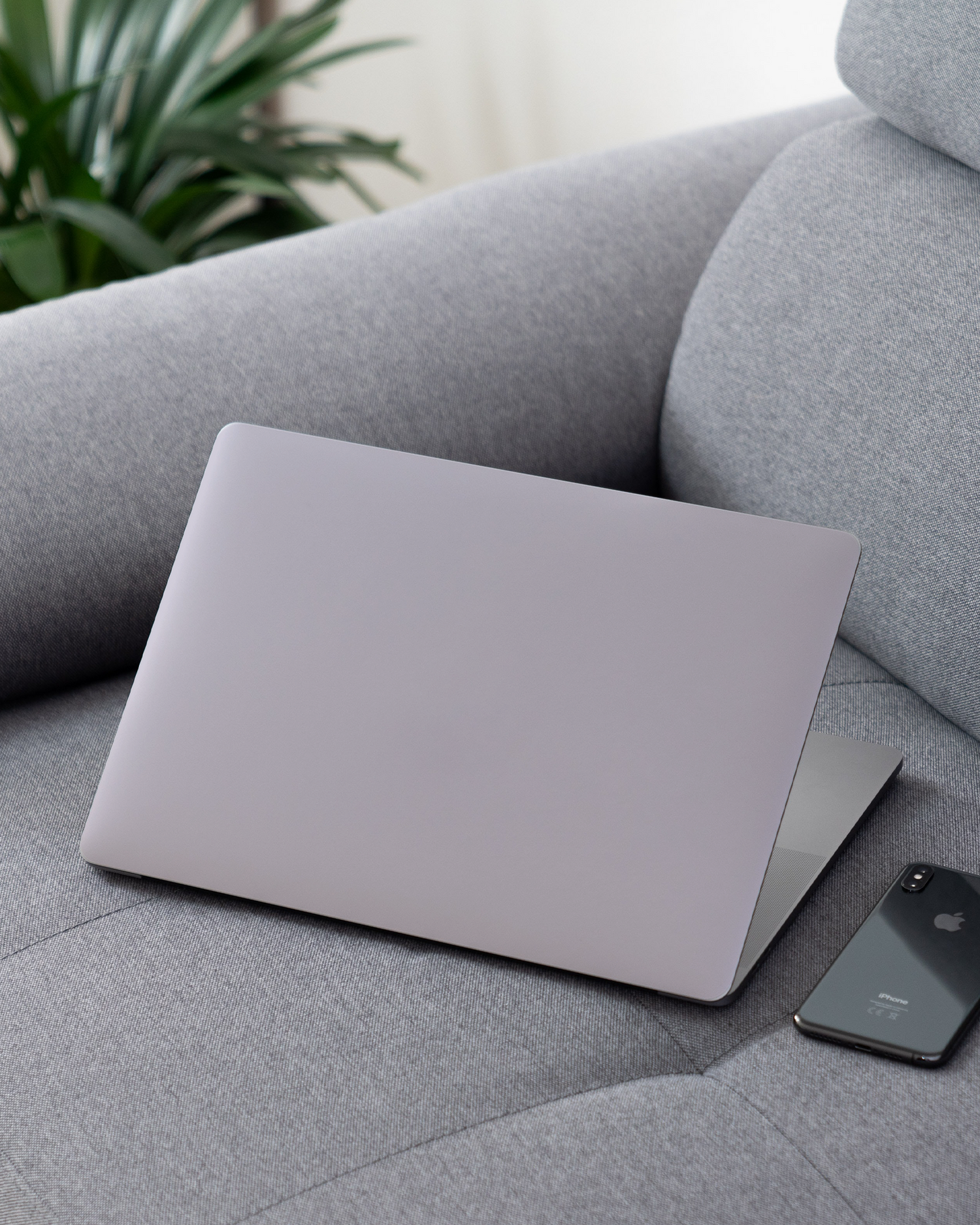 LIGHT PURPLE Laptop Aufkleber für 13 Zoll Apple MacBooks auf dem Sofa