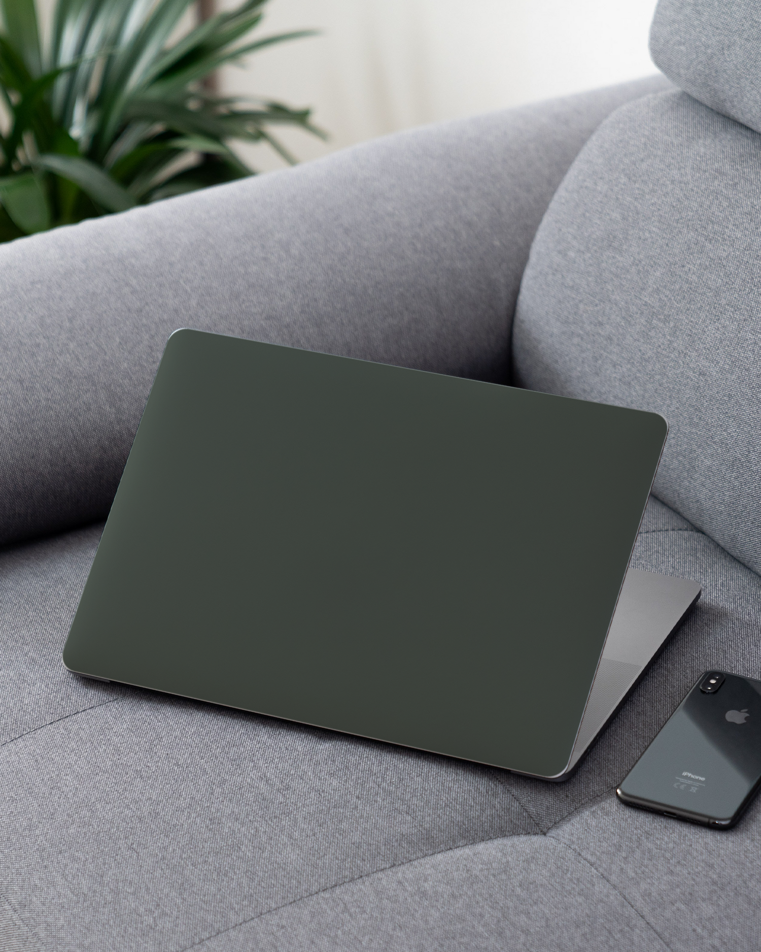 MIDNIGHT GREEN Laptop Aufkleber für 13 Zoll Apple MacBooks auf dem Sofa