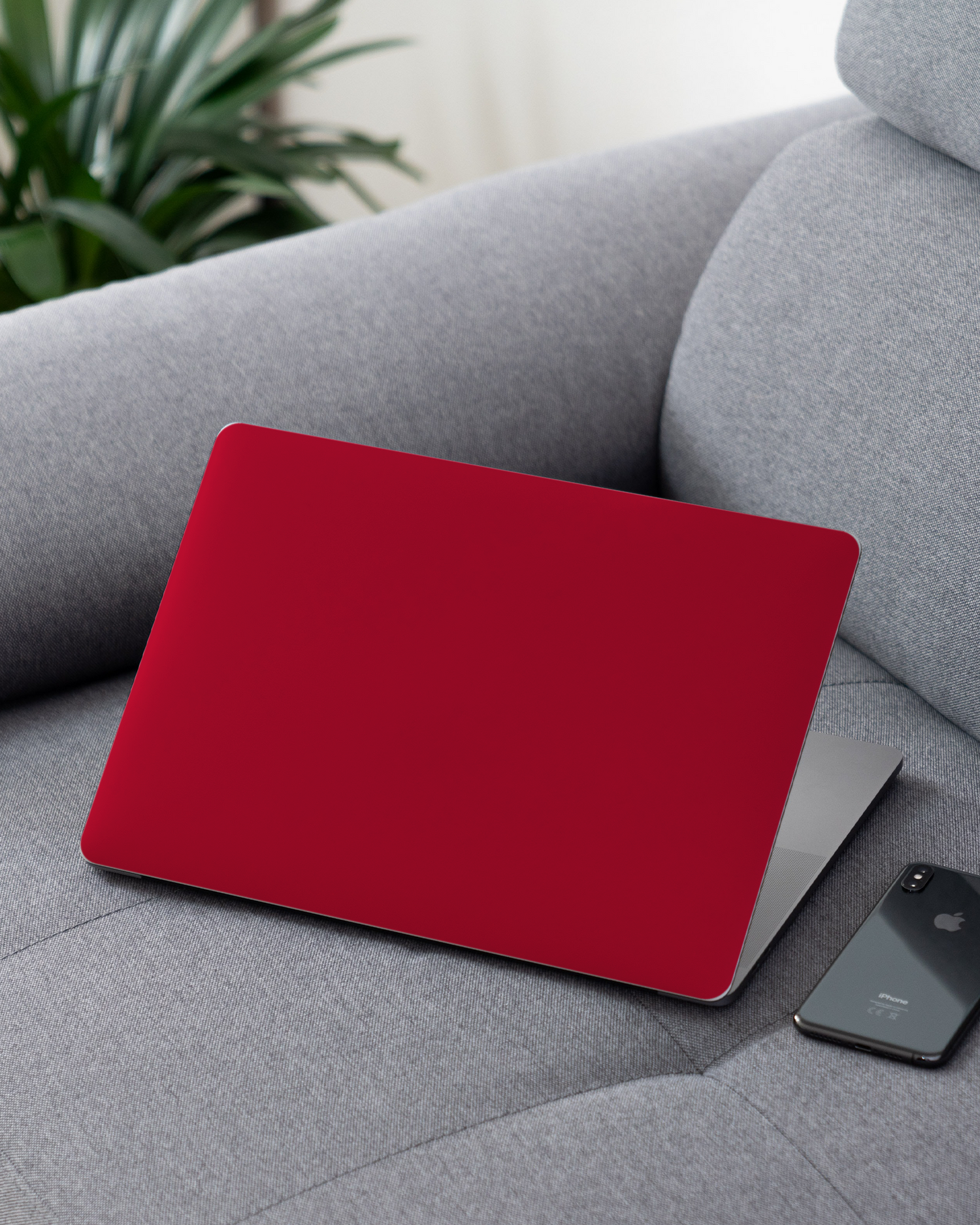 RED Laptop Aufkleber für 13 Zoll Apple MacBooks auf dem Sofa