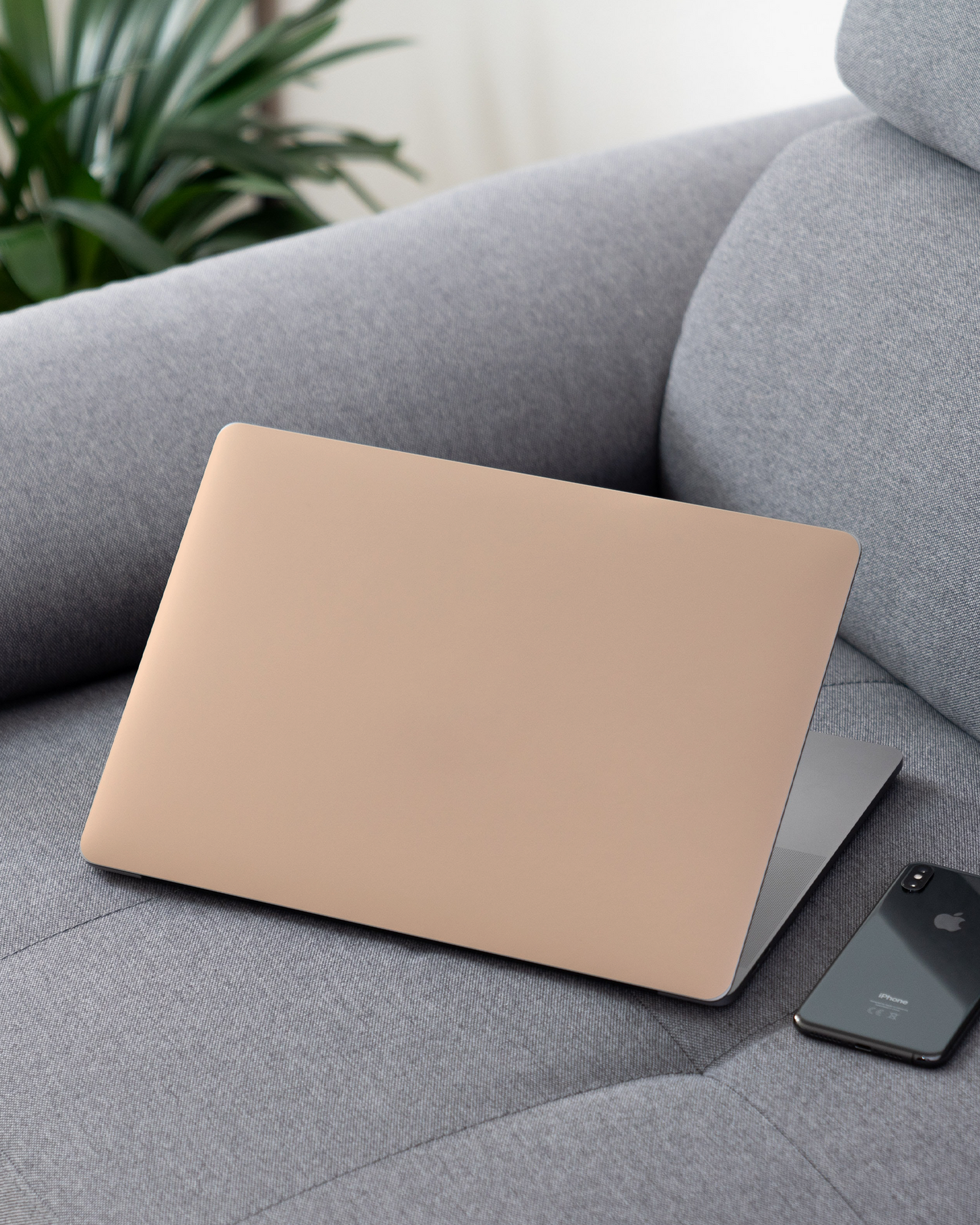 PEACH Laptop Aufkleber für 13 Zoll Apple MacBooks auf dem Sofa