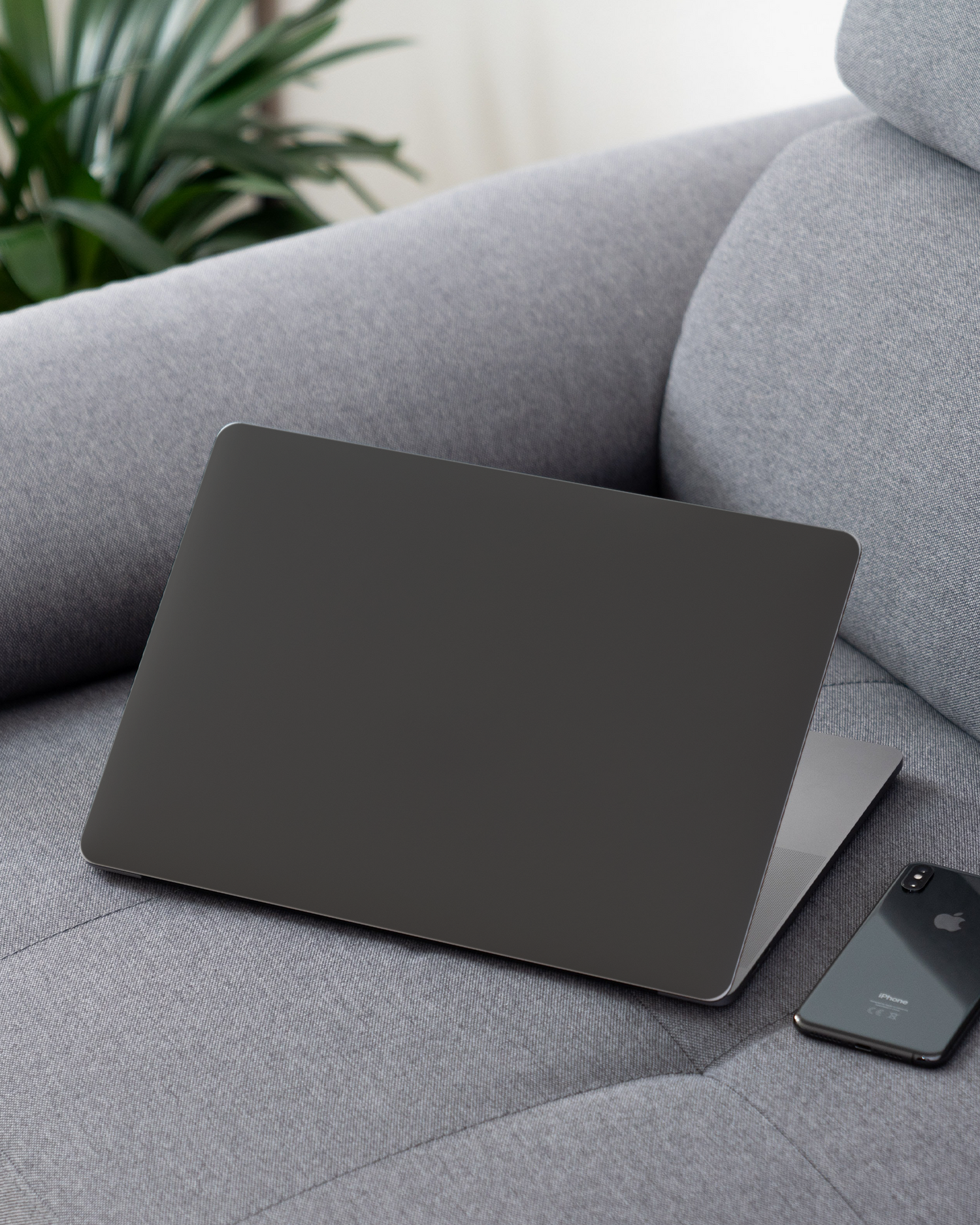 SPACE GREY Laptop Aufkleber für 13 Zoll Apple MacBooks auf dem Sofa