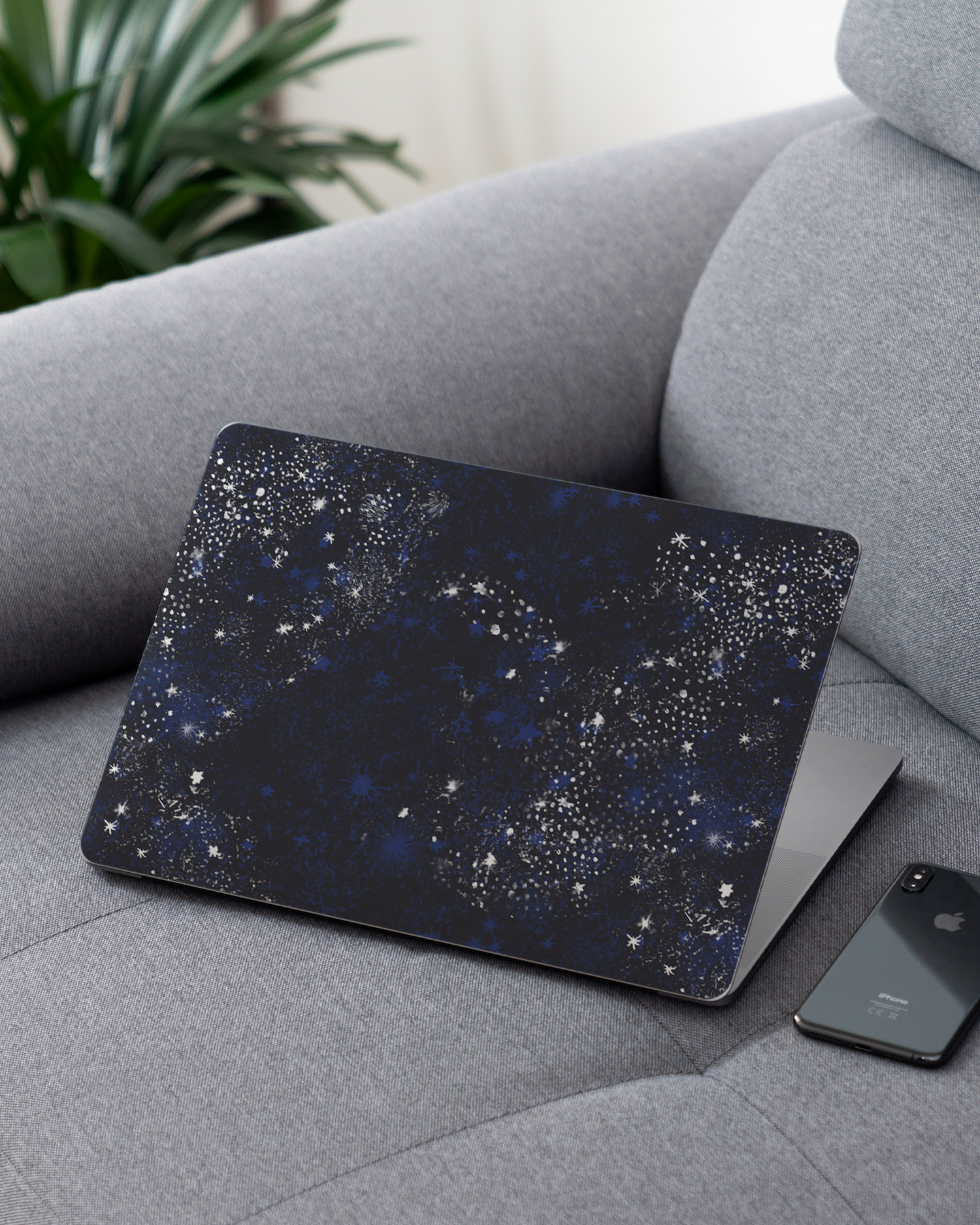 Starry Night Sky Laptop Aufkleber für 13 Zoll Apple MacBooks auf dem Sofa