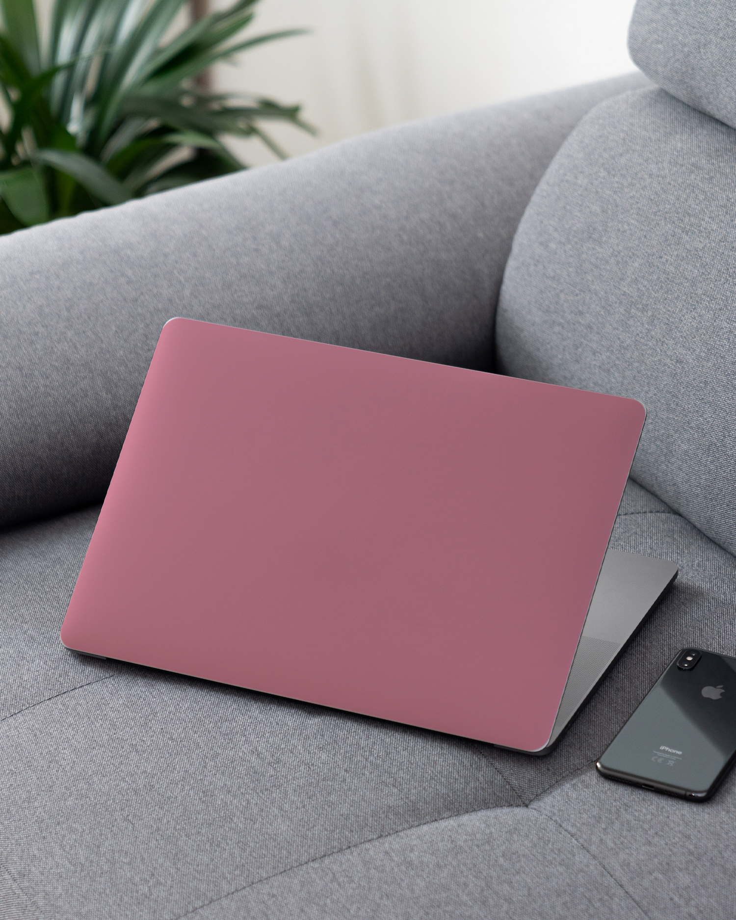 WILD ROSE Laptop Aufkleber für 13 Zoll Apple MacBooks auf dem Sofa
