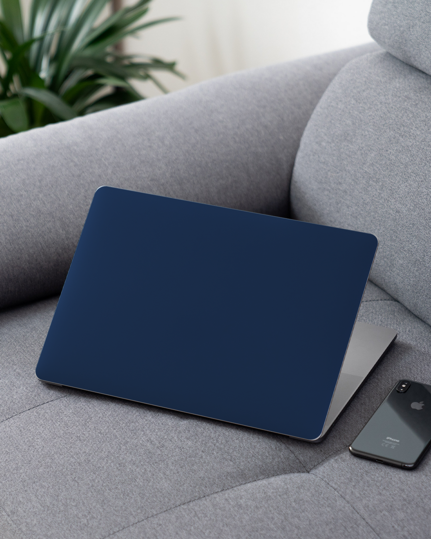 NAVY Laptop Aufkleber für 13 Zoll Apple MacBooks auf dem Sofa