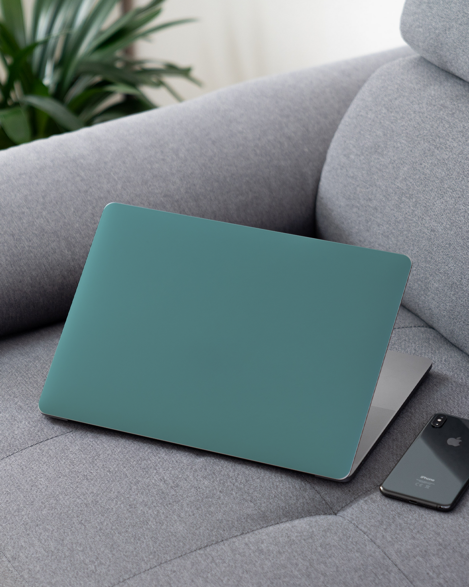 TURQUOISE Laptop Aufkleber für 13 Zoll Apple MacBooks auf dem Sofa