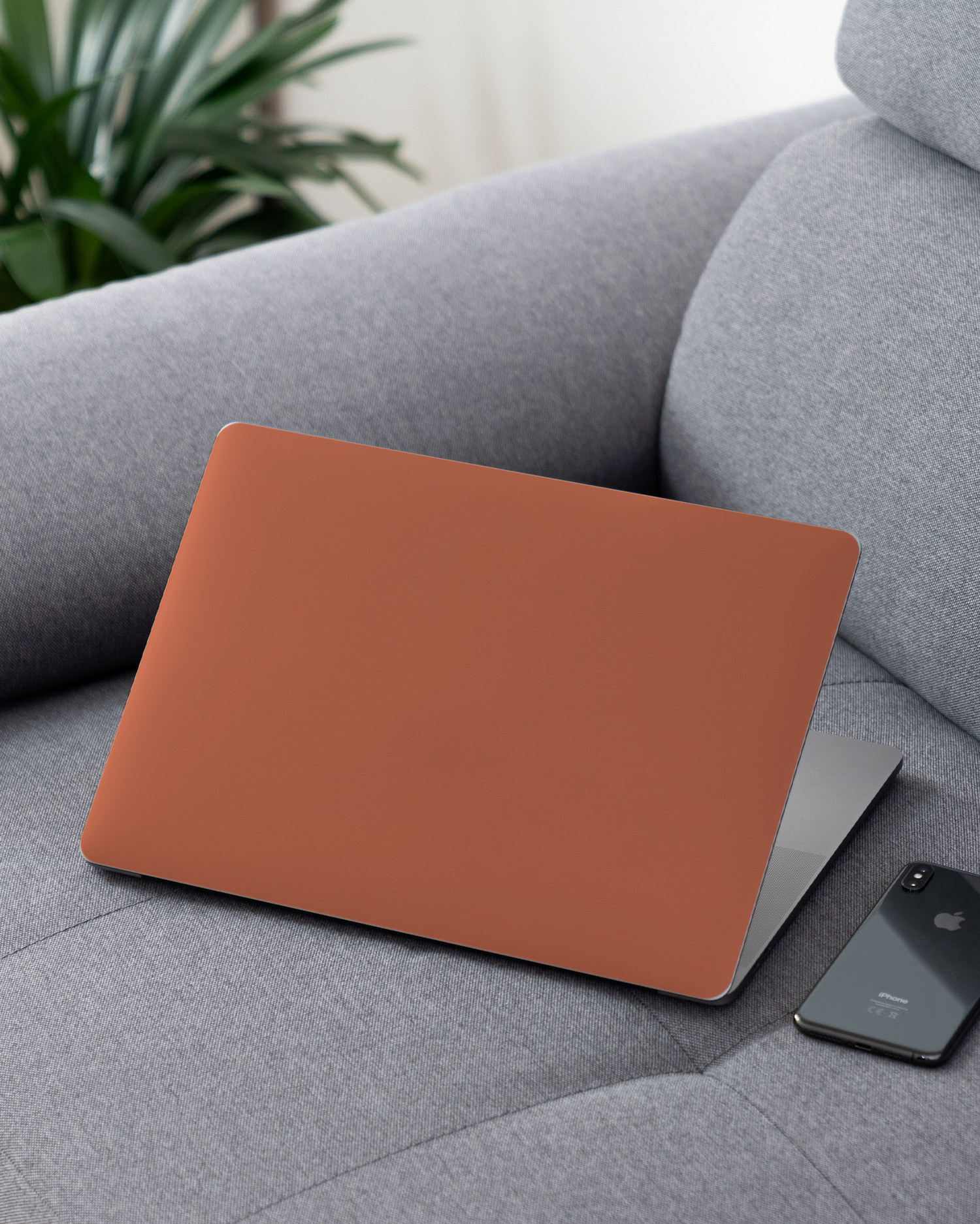 DUSTY CLAY Laptop Aufkleber für 13 Zoll Apple MacBooks auf dem Sofa