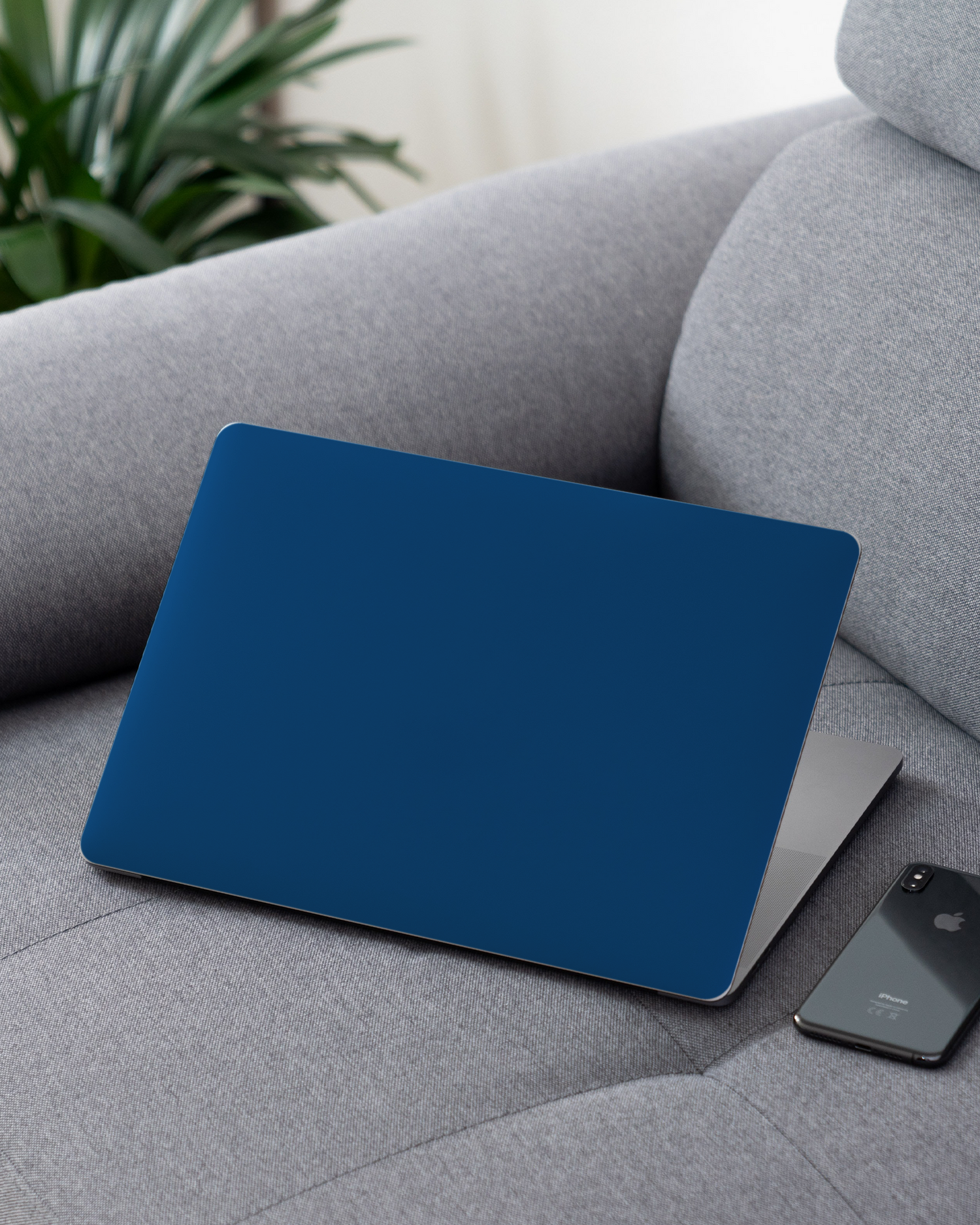 CLASSIC BLUE Laptop Aufkleber für 13 Zoll Apple MacBooks auf dem Sofa