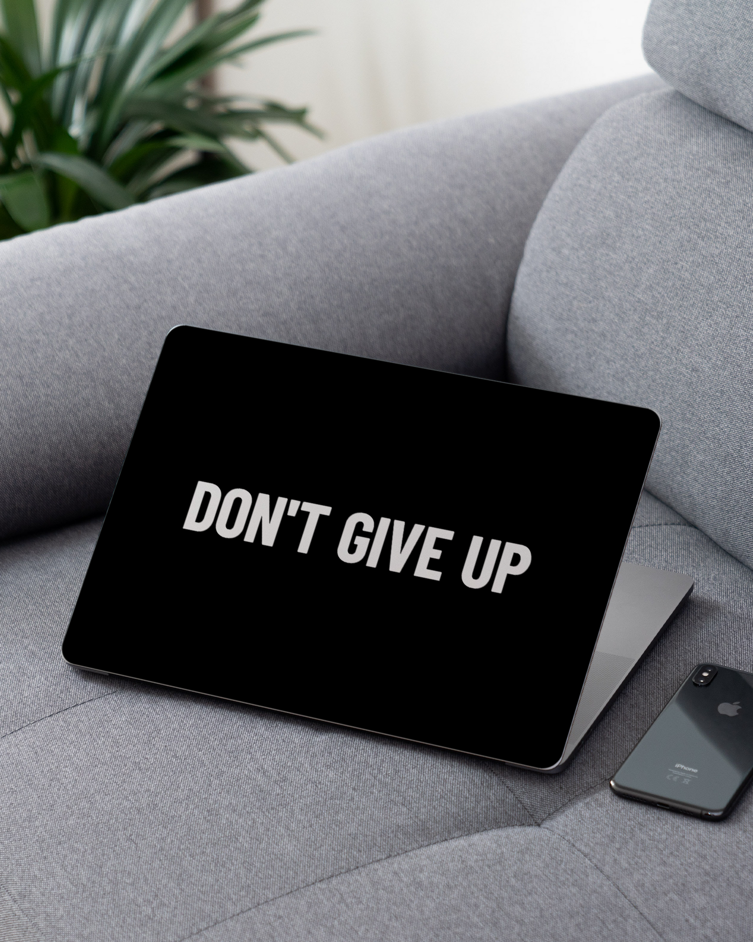 Dont Give Up Laptop Aufkleber für 13 Zoll Apple MacBooks auf dem Sofa