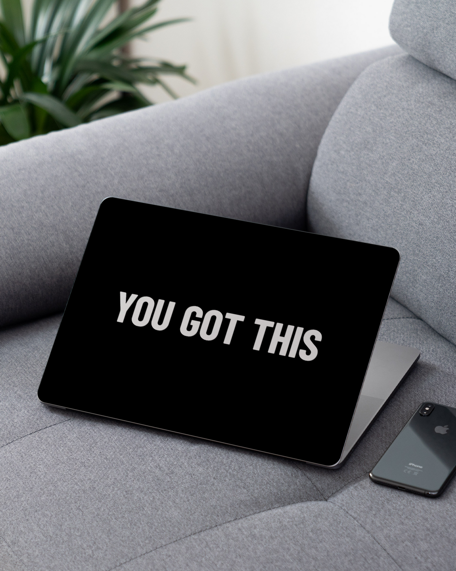 You Got This Black Laptop Aufkleber für 13 Zoll Apple MacBooks auf dem Sofa
