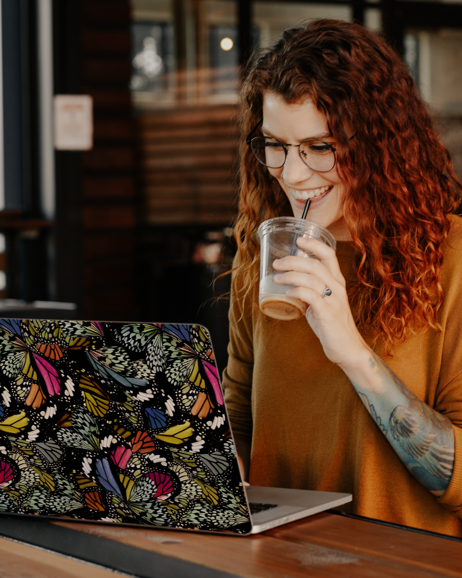 Psychedelic Butterflies Laptop Aufkleber für 13 Zoll Apple MacBooks im Café