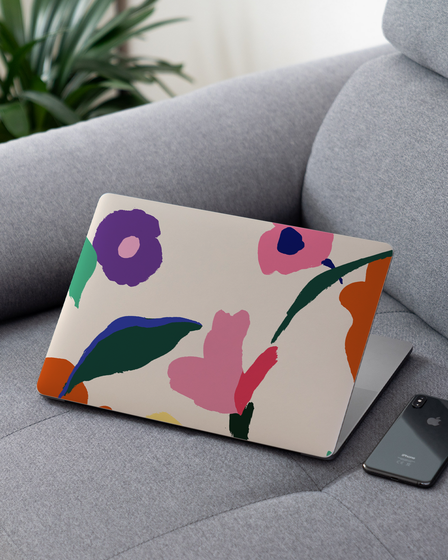 Handpainted Blooms Laptop Aufkleber für 13 Zoll Apple MacBooks auf dem Sofa