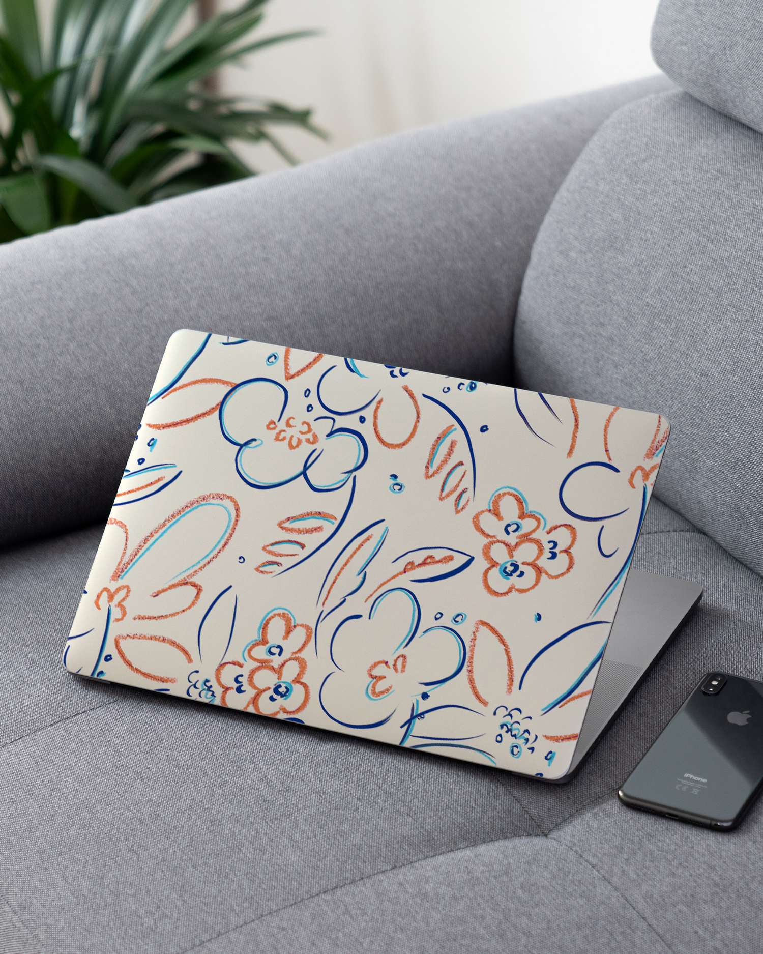 Bloom Doodles Laptop Aufkleber für 13 Zoll Apple MacBooks auf dem Sofa