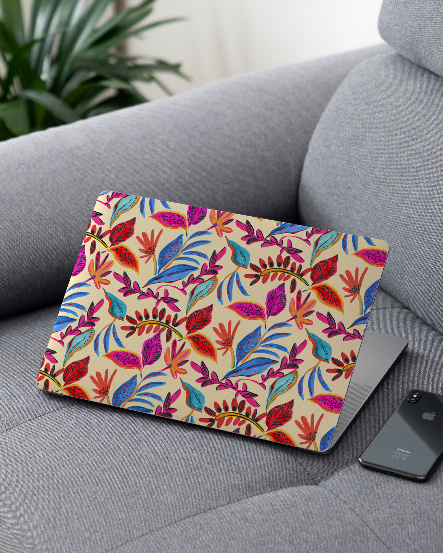 Painterly Spring Leaves Laptop Aufkleber für 13 Zoll Apple MacBooks auf dem Sofa