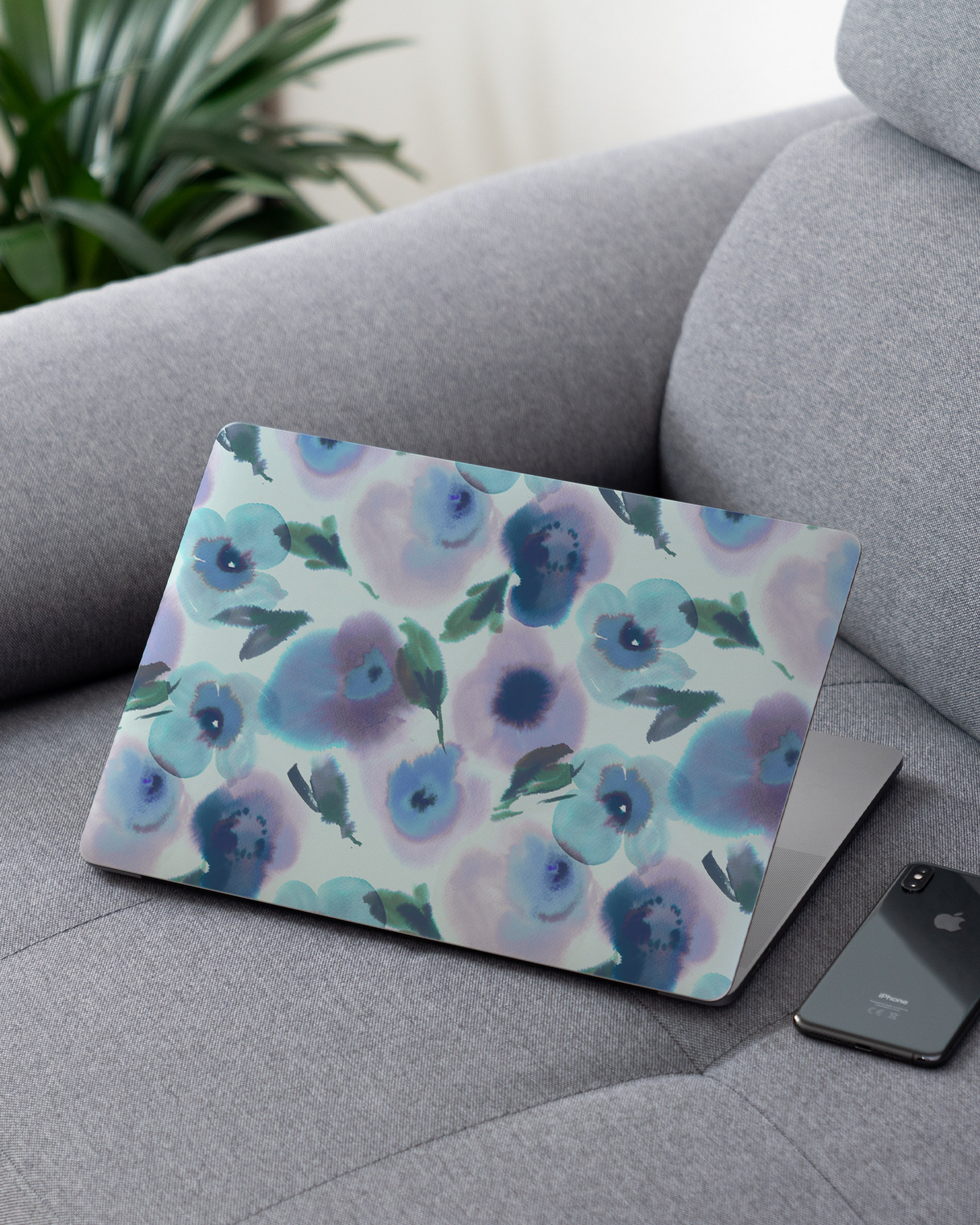 Watercolour Flowers Blue Laptop Aufkleber für 13 Zoll Apple MacBooks auf dem Sofa