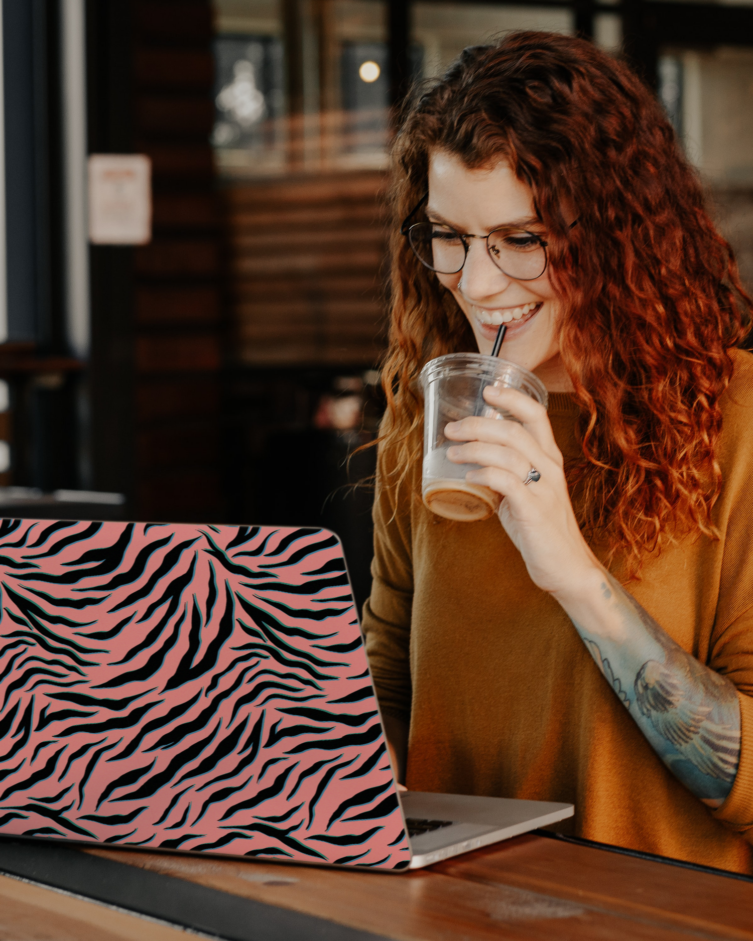 Pink Zebra Laptop Aufkleber für 13 Zoll Apple MacBooks im Café