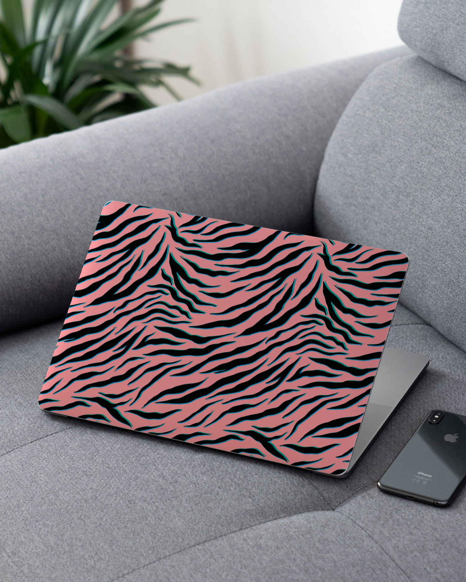 Pink Zebra Laptop Aufkleber für 13 Zoll Apple MacBooks auf dem Sofa