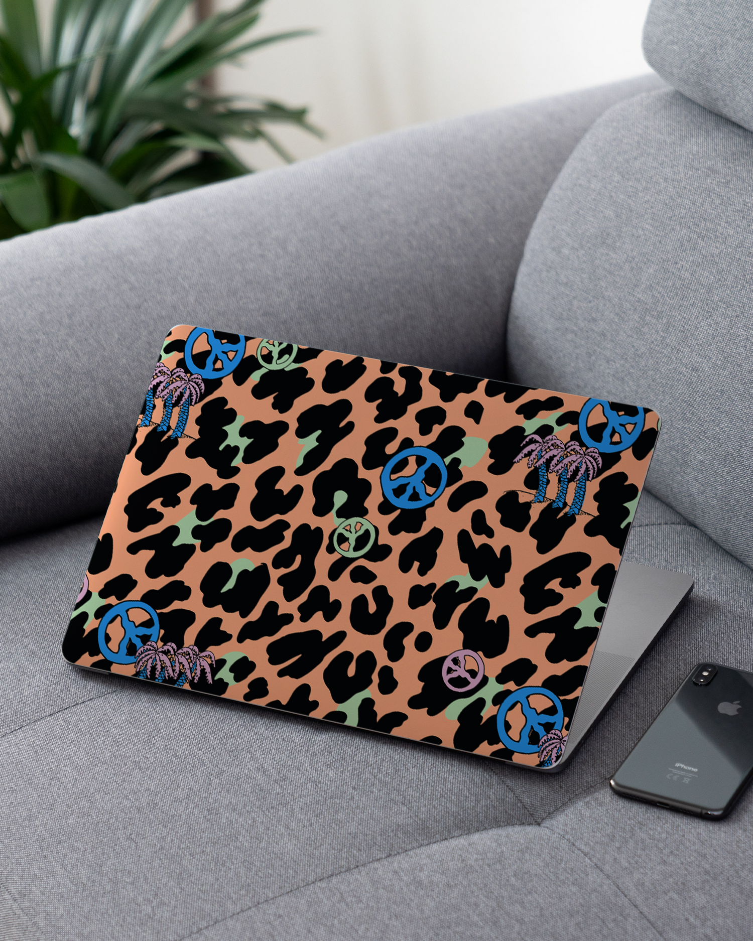 Leopard Peace Palms Laptop Aufkleber für 13 Zoll Apple MacBooks auf dem Sofa