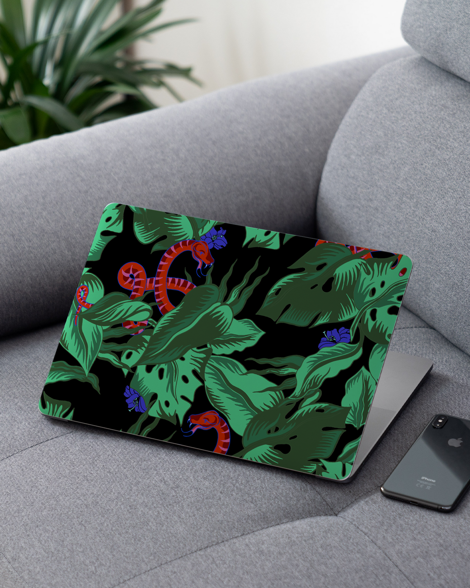 Tropical Snakes Laptop Aufkleber für 13 Zoll Apple MacBooks auf dem Sofa