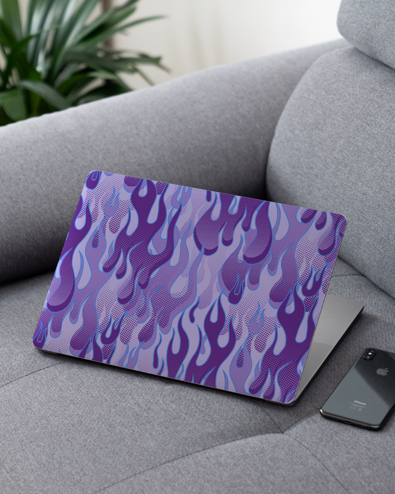 Purple Flames Laptop Aufkleber für 13 Zoll Apple MacBooks auf dem Sofa